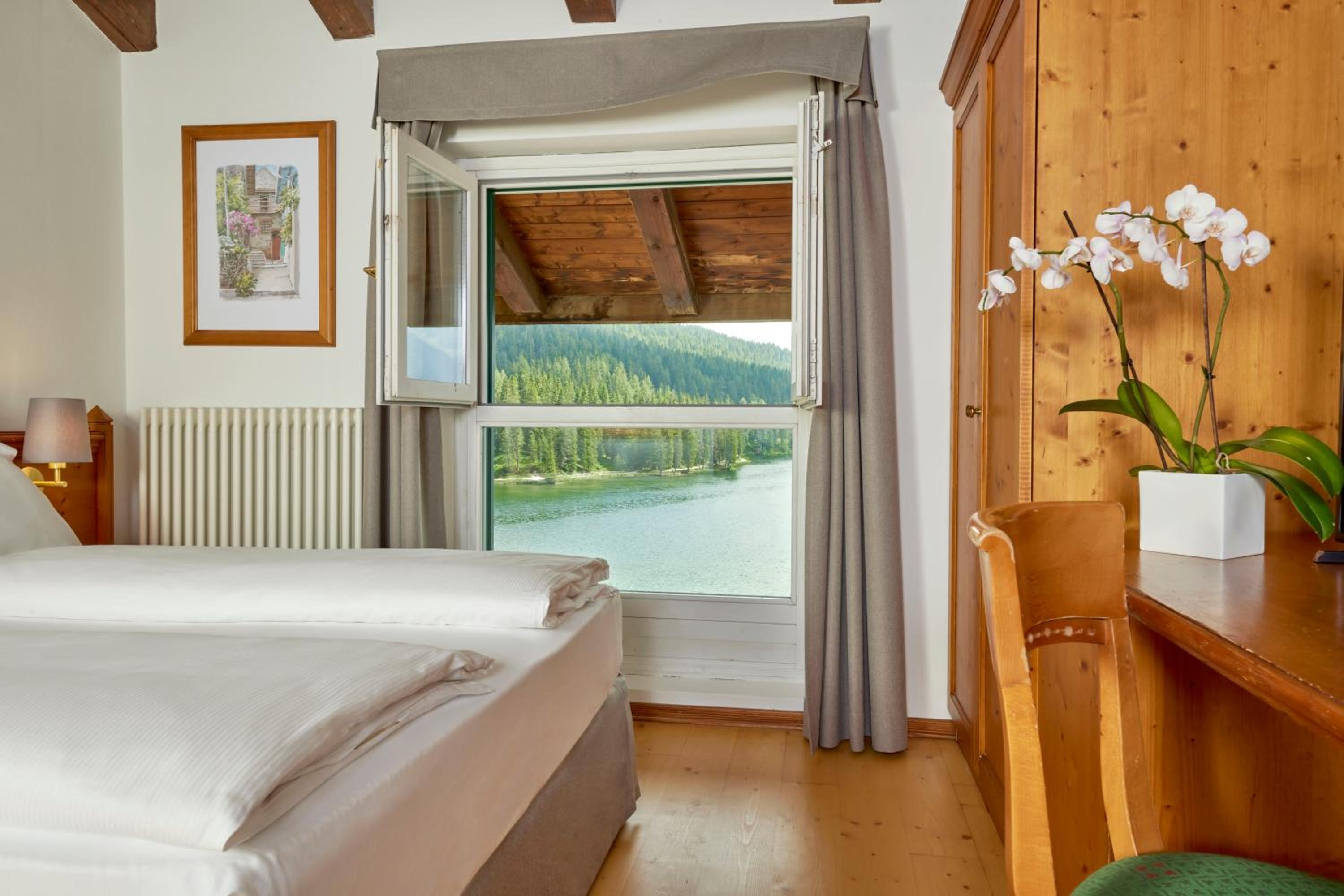 Superior Double or Twin Room with Lake View photo 2