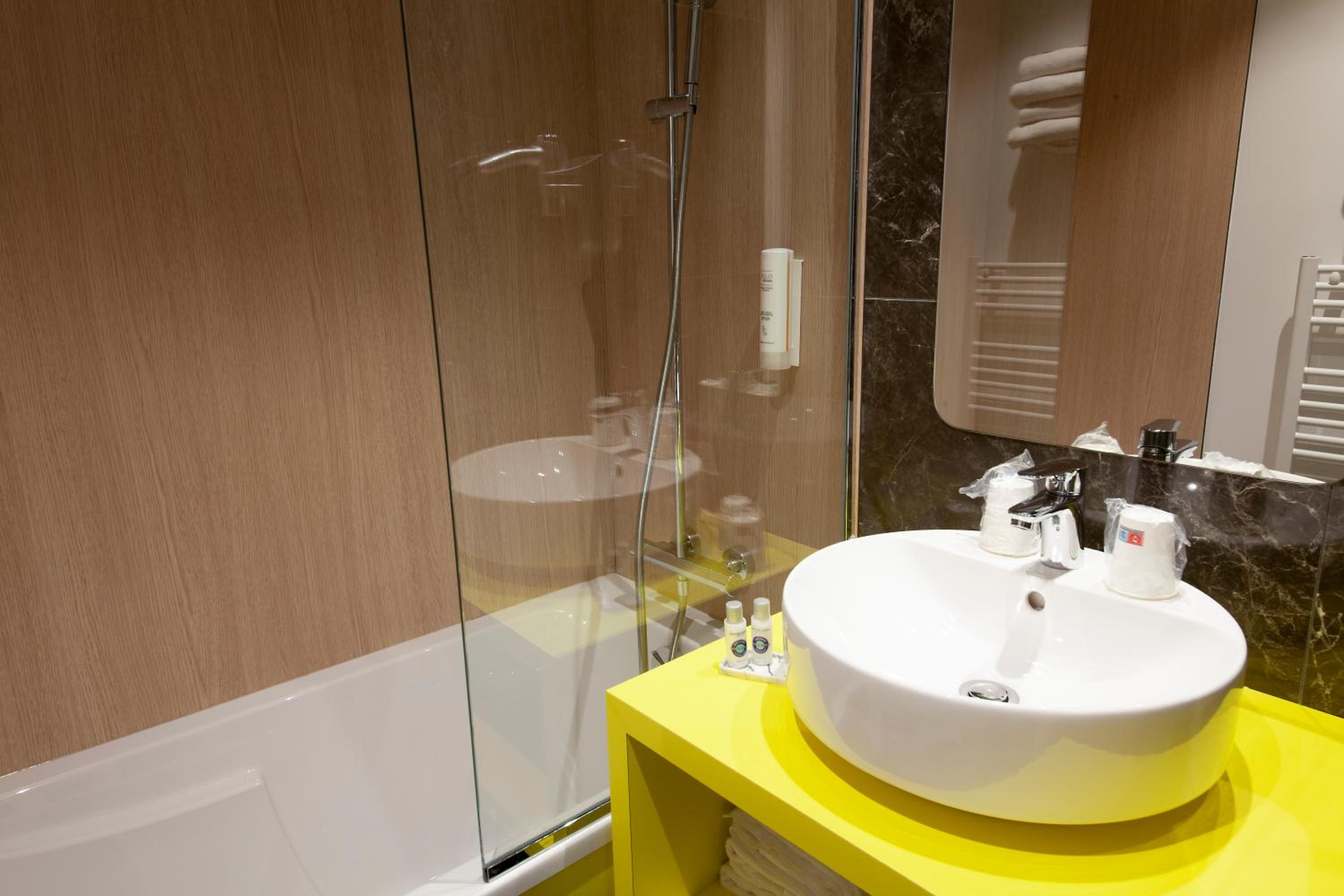 Superior Family Suite - Non-Smoking - Photo 9