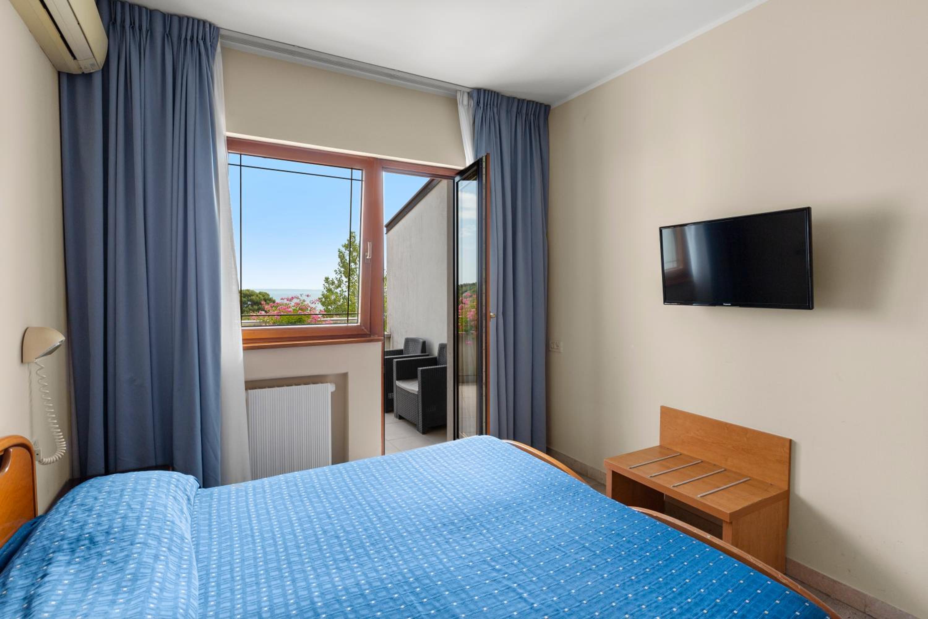Standard Double or Twin Room photo 3