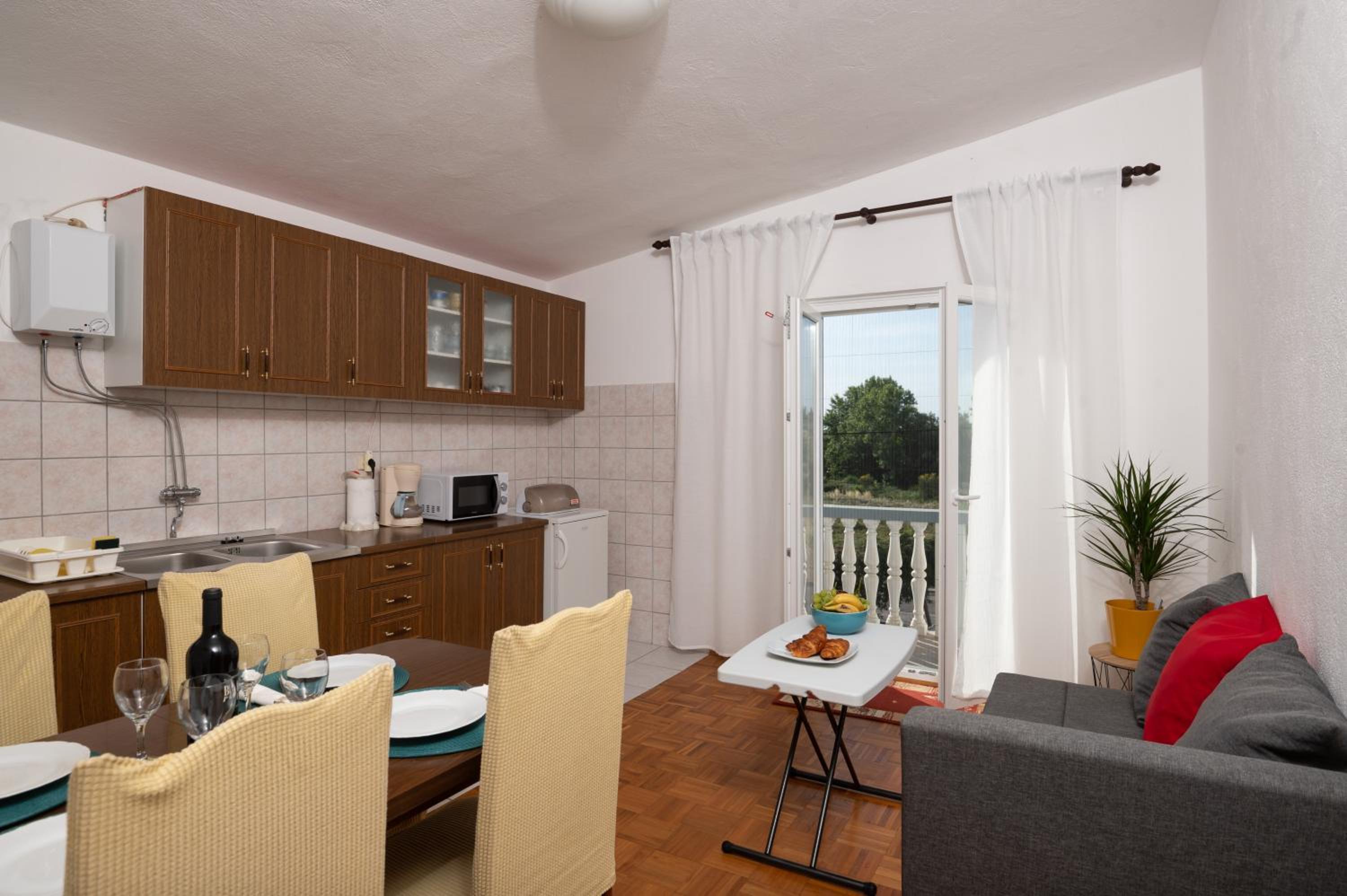 One Bedroom Apartment with Balcony photo 2