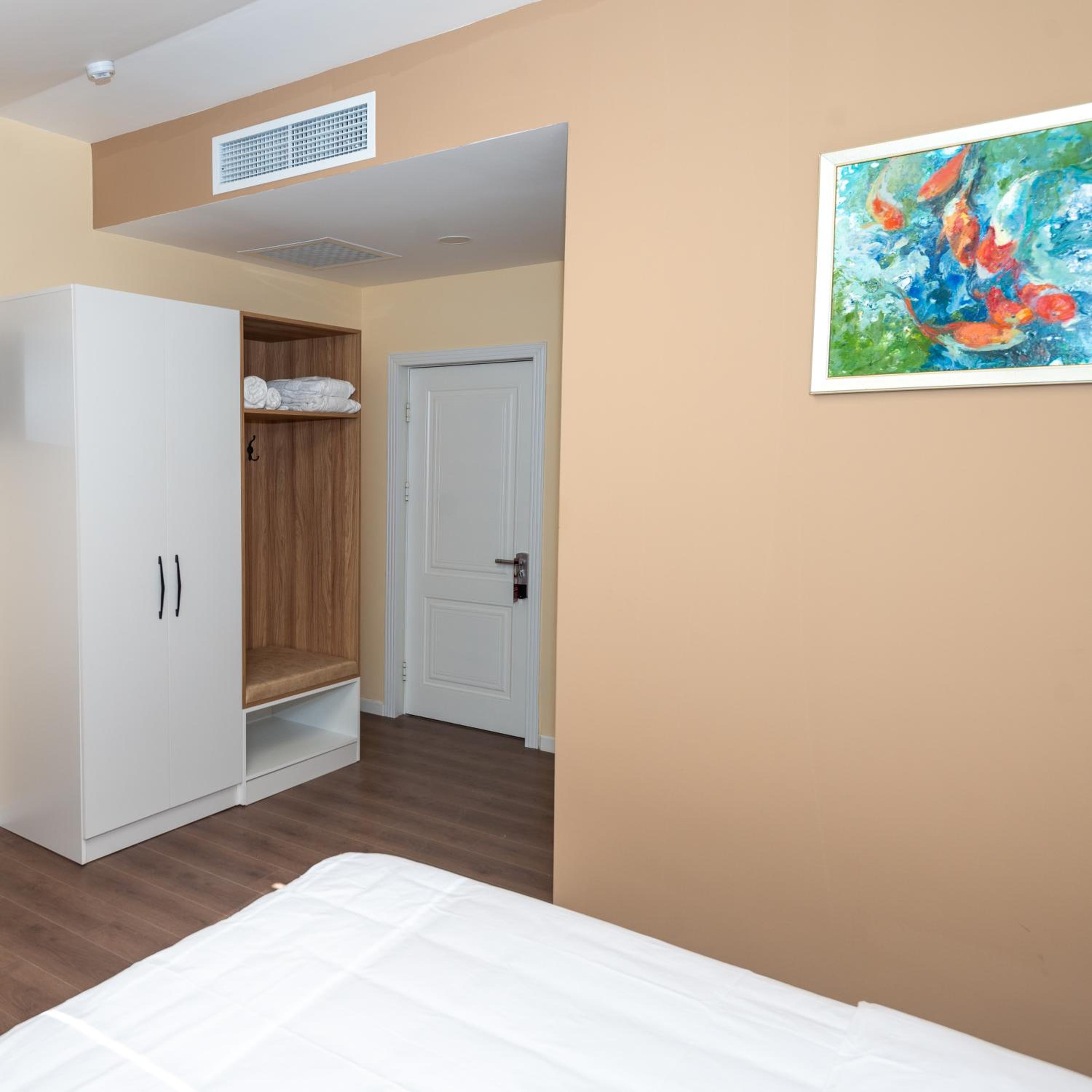 Standard King Room photo 2