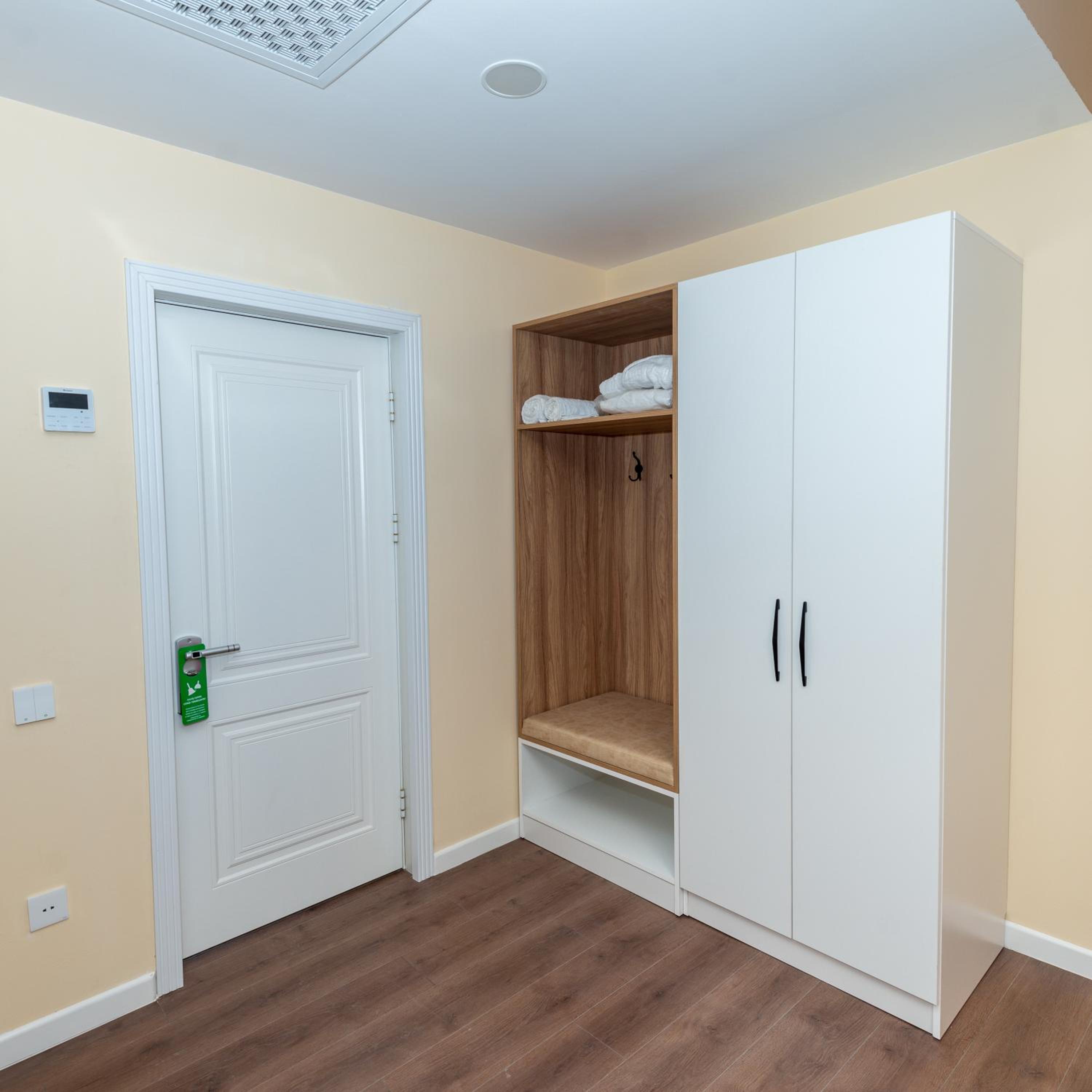 Standard King Room photo 3