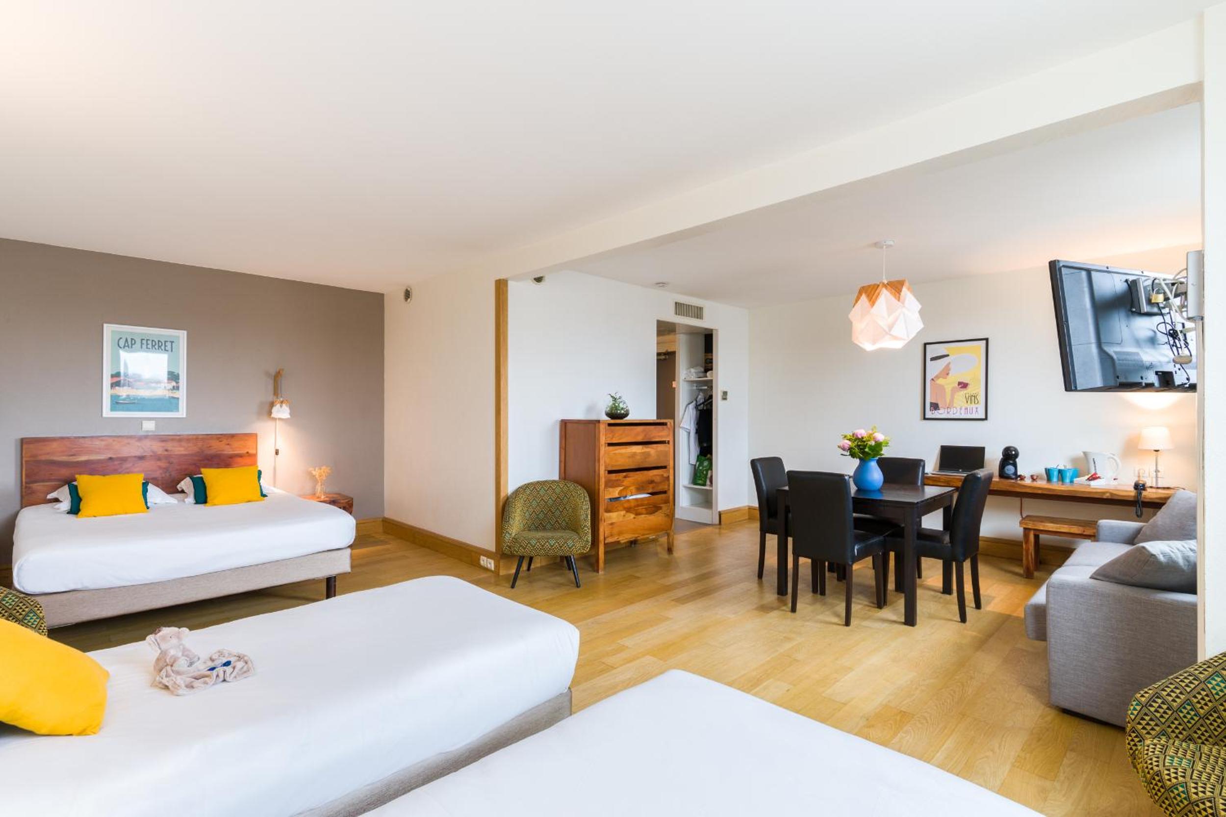 Suite - Photo 1