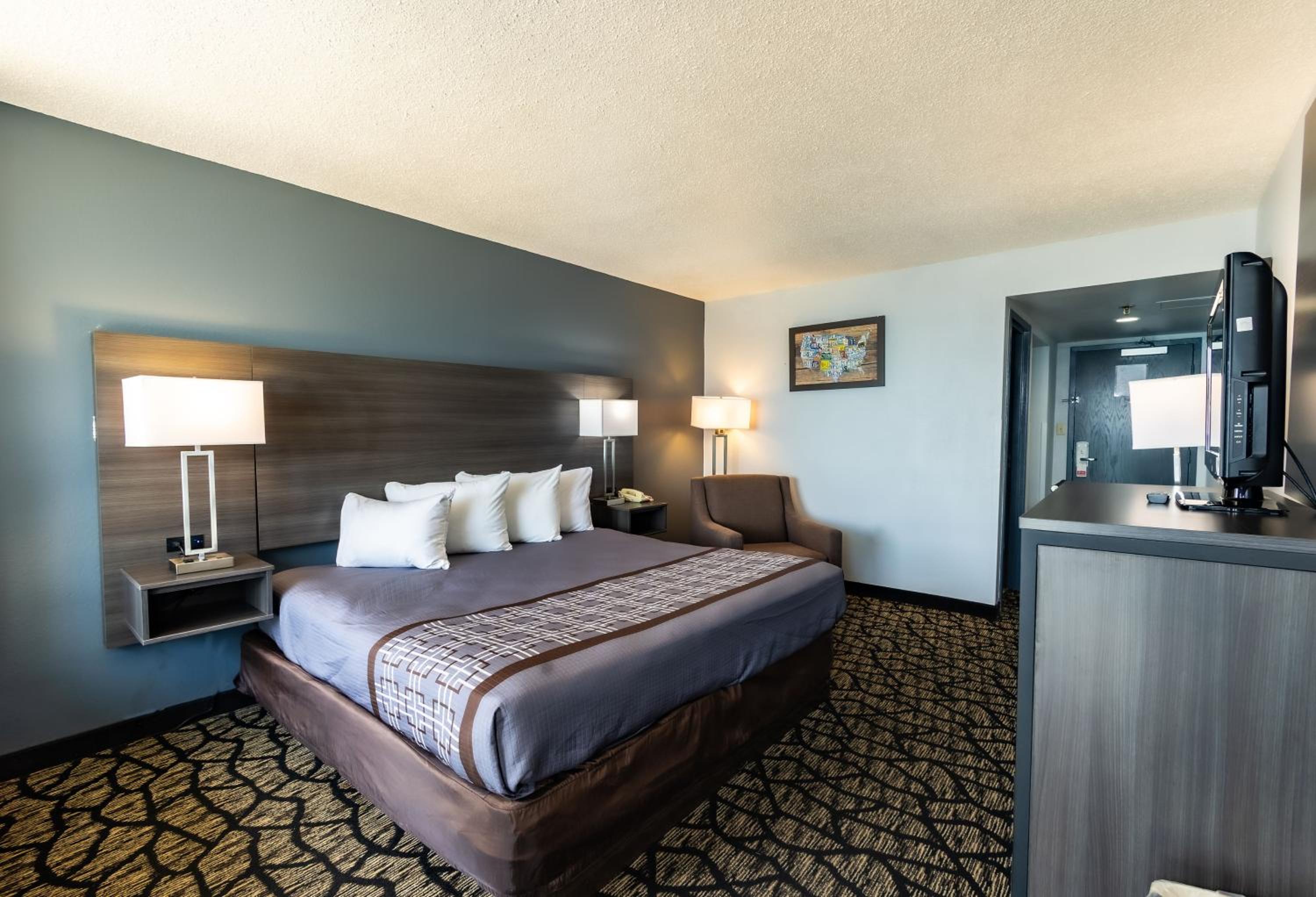 King Room - Non-Smoking - Photo 1