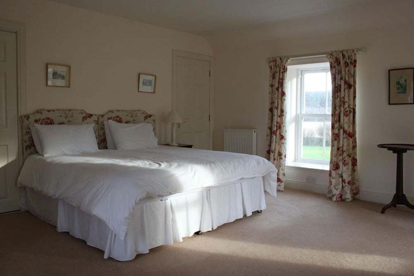 Six-Bedroom House photo 2
