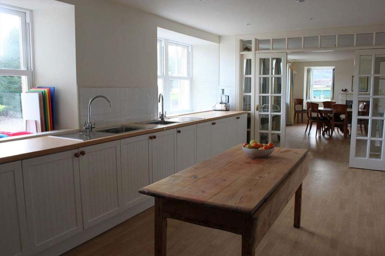 Six-Bedroom House photo 3