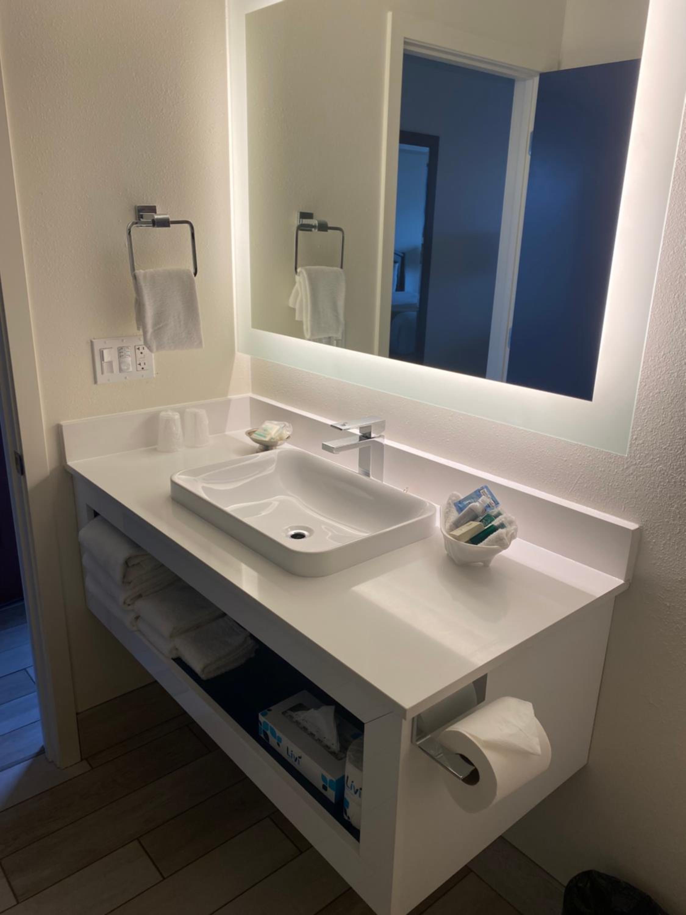 Standard Double Room - Photo 18
