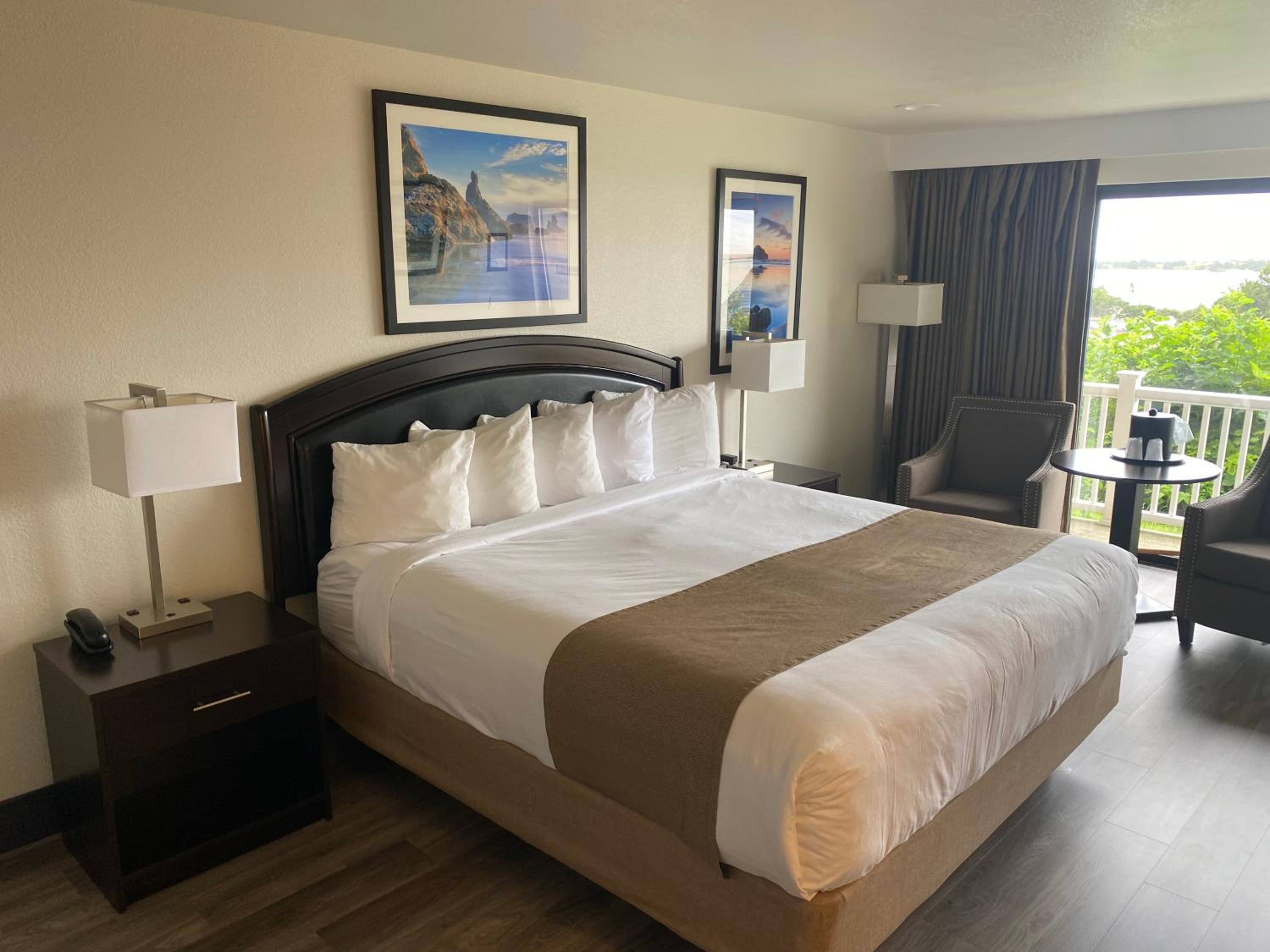 Standard King Room - Photo 15