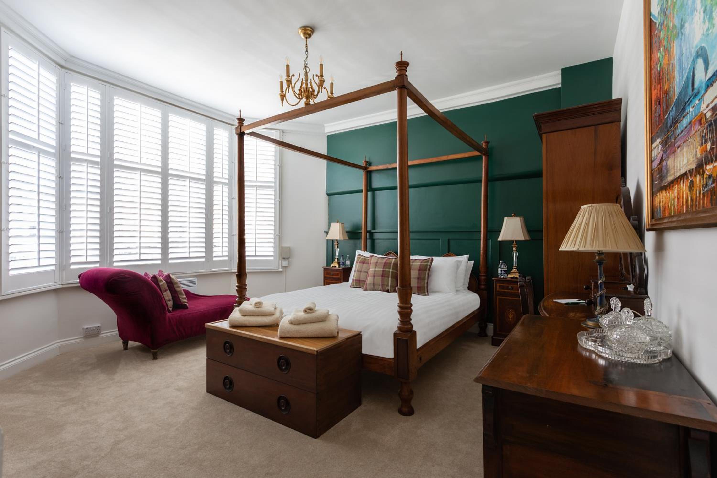Deluxe One-Bedroom Apartment - Photo 1