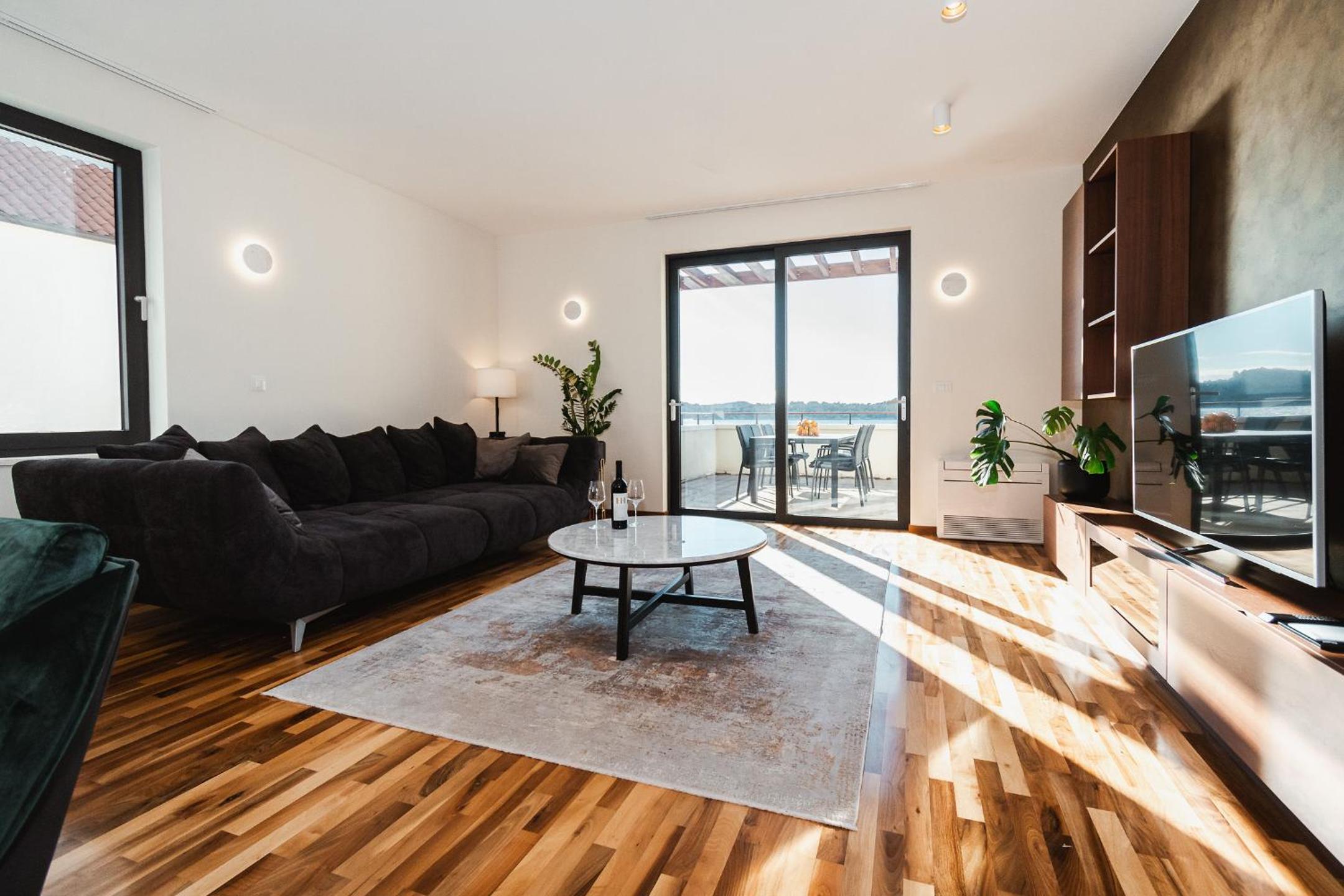 Luxury Three-Bedroom Apartment with Terrace and Sauna - Photo 8