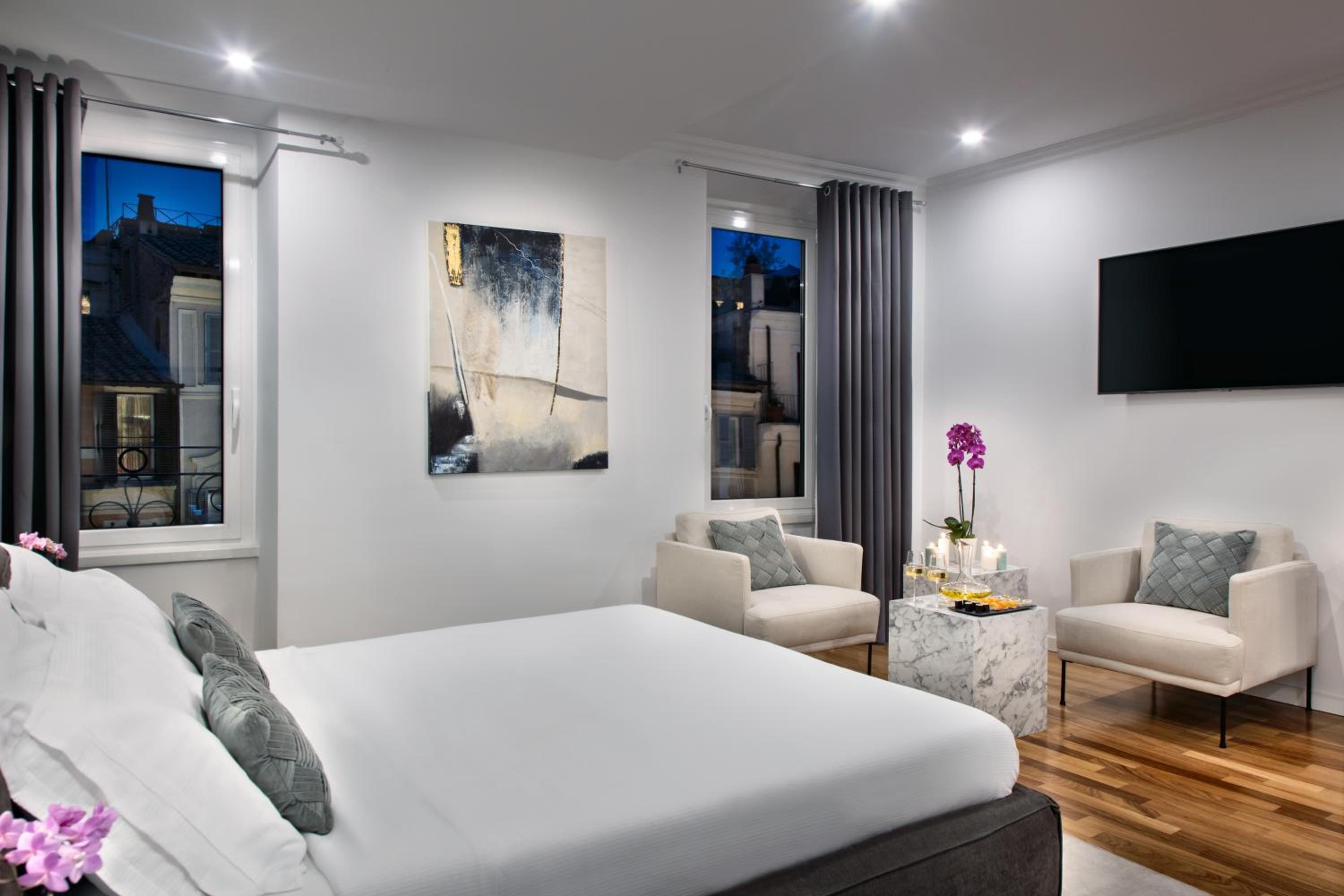 Deluxe King Suite with View photo 3