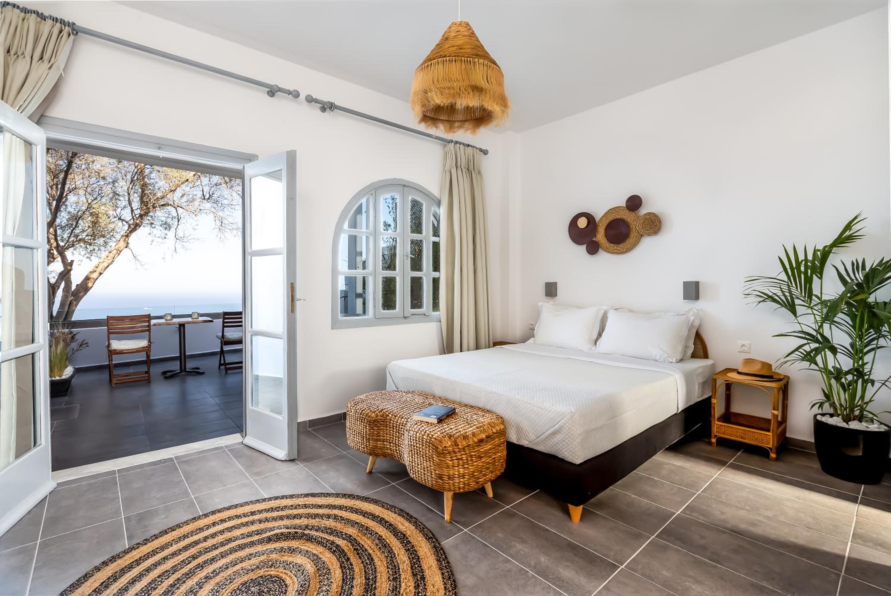 Deluxe Suite with Sea View and Jetted Tub