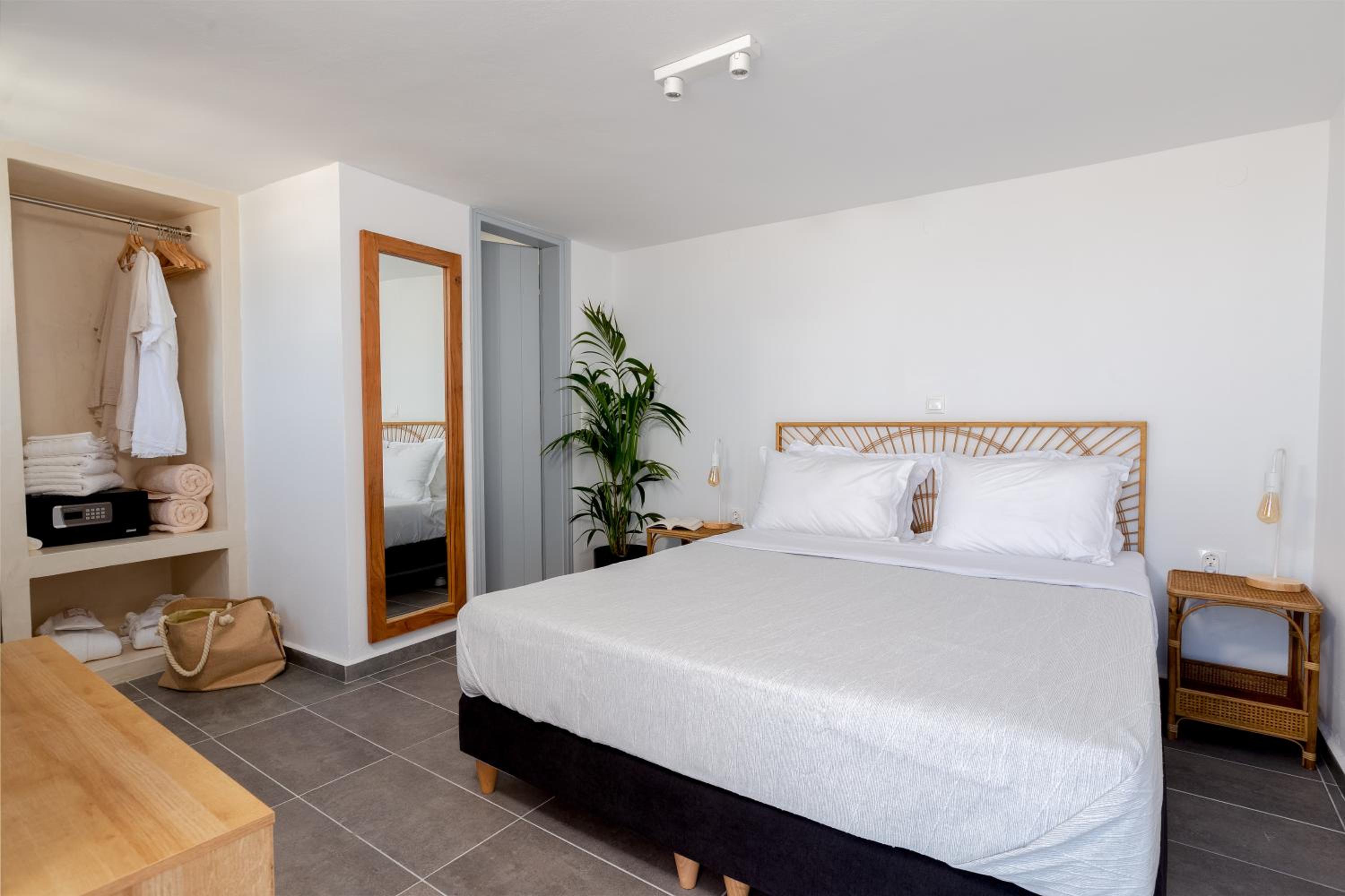 Junior Suite with Sea View and Jetted Tub