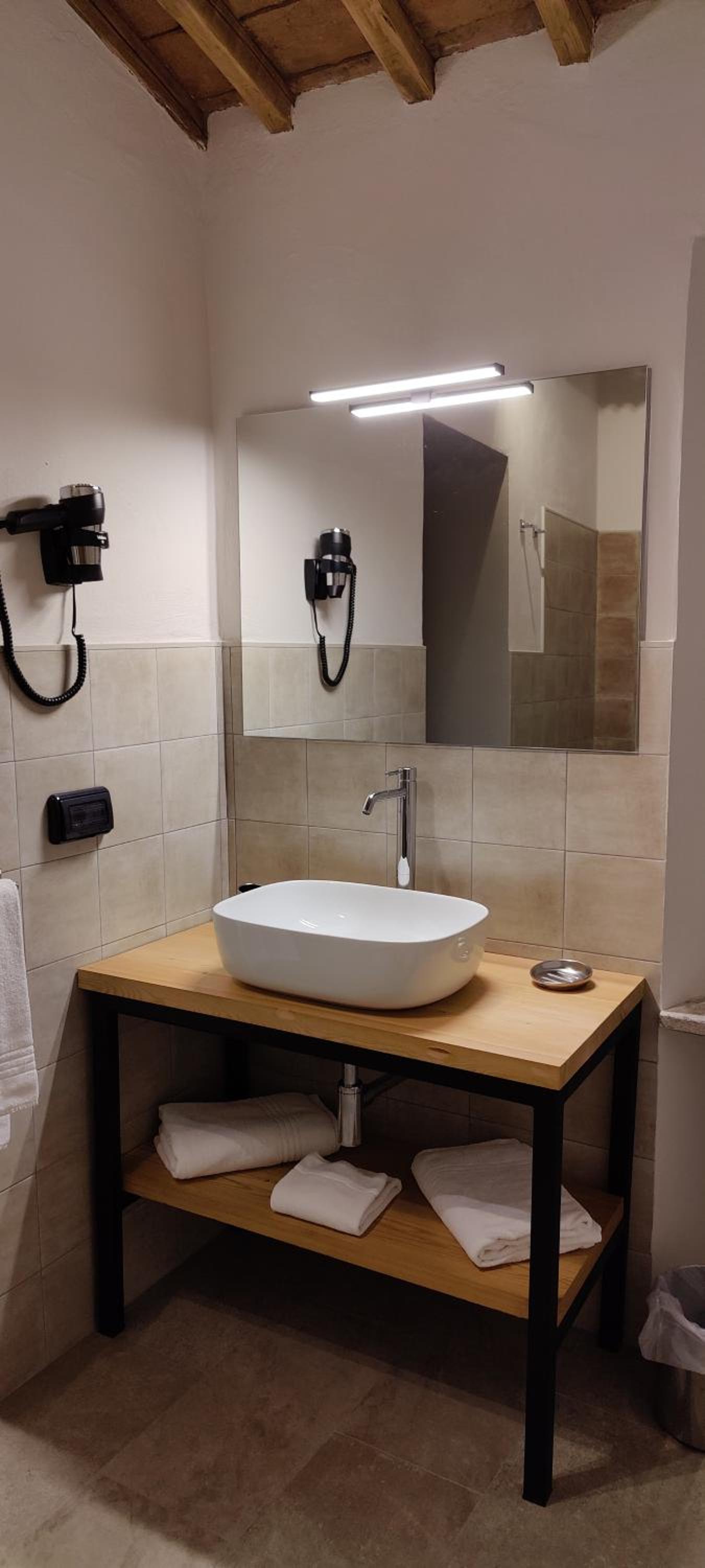 Standard Double Room - Photo 7