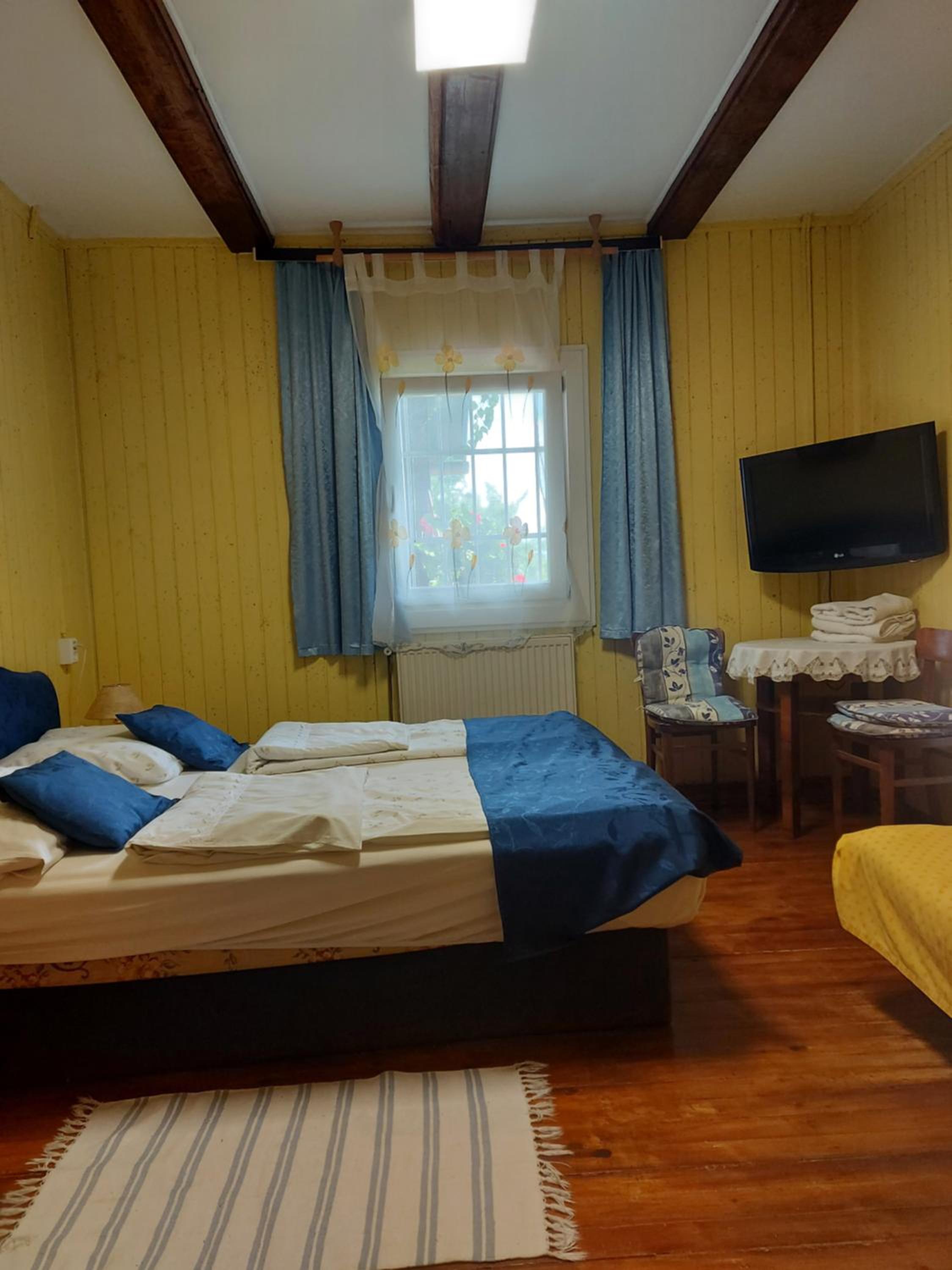 Double Room with Extra Bed - Photo 1
