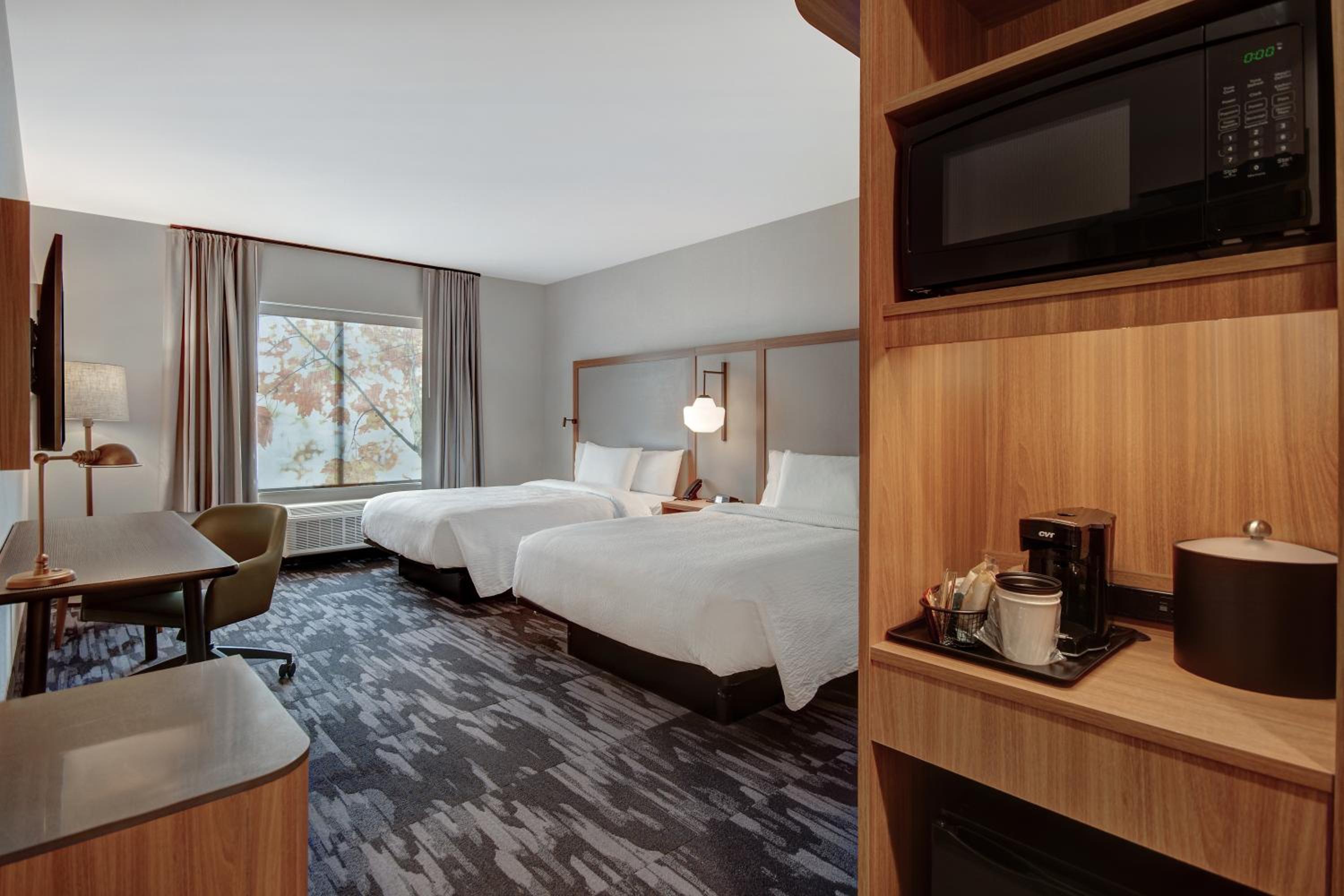 Queen Room with Two Queen Beds - Photo 2