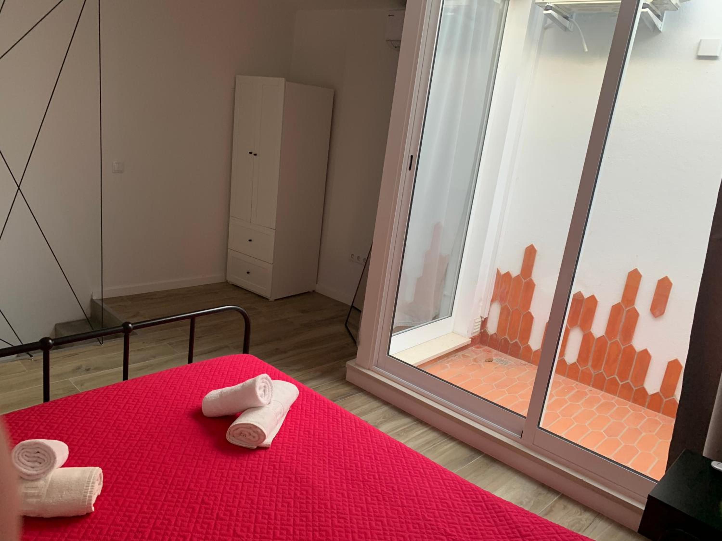 One-Bedroom Apartment - Photo 2