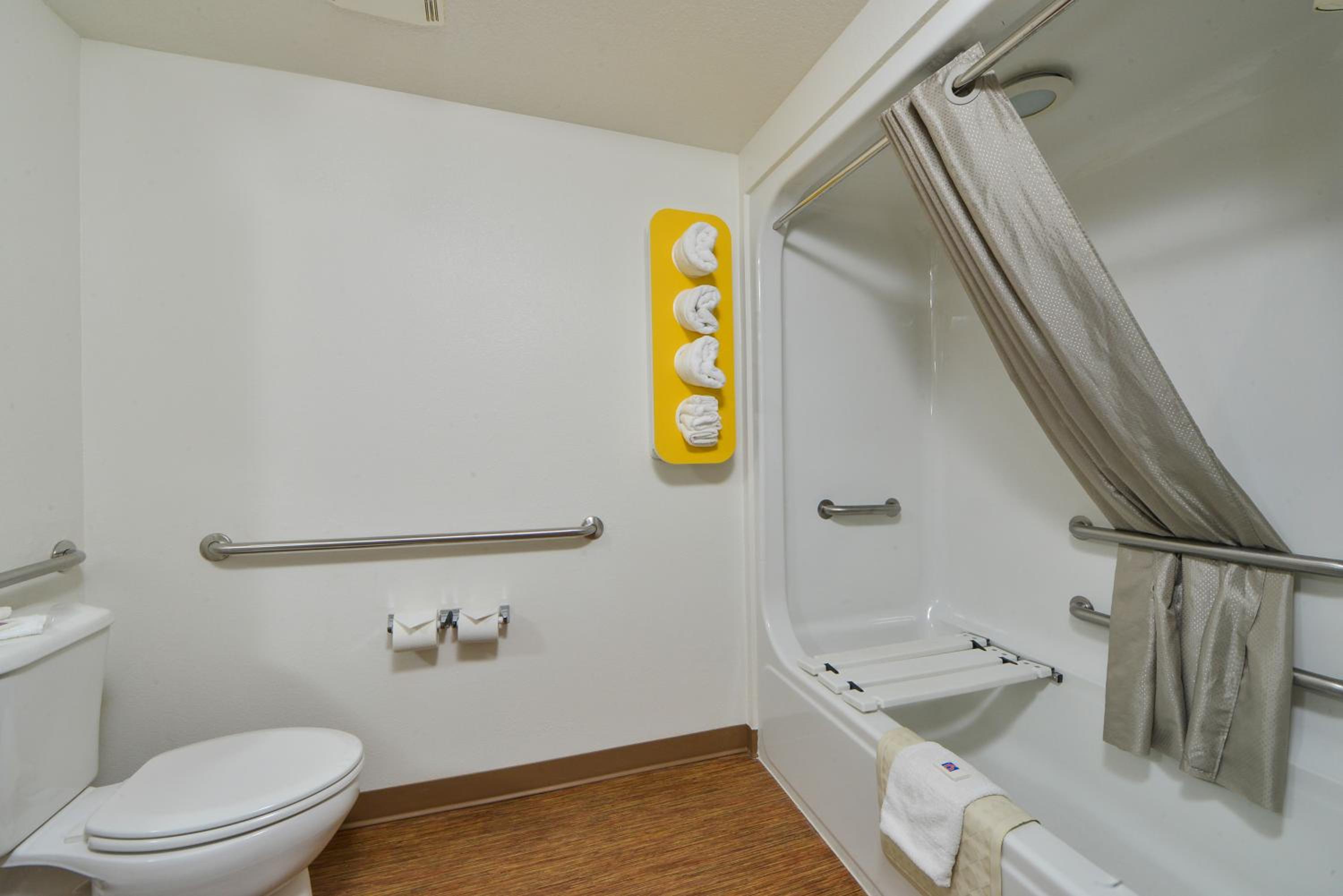 Queen Room - Disability Access - Photo 3