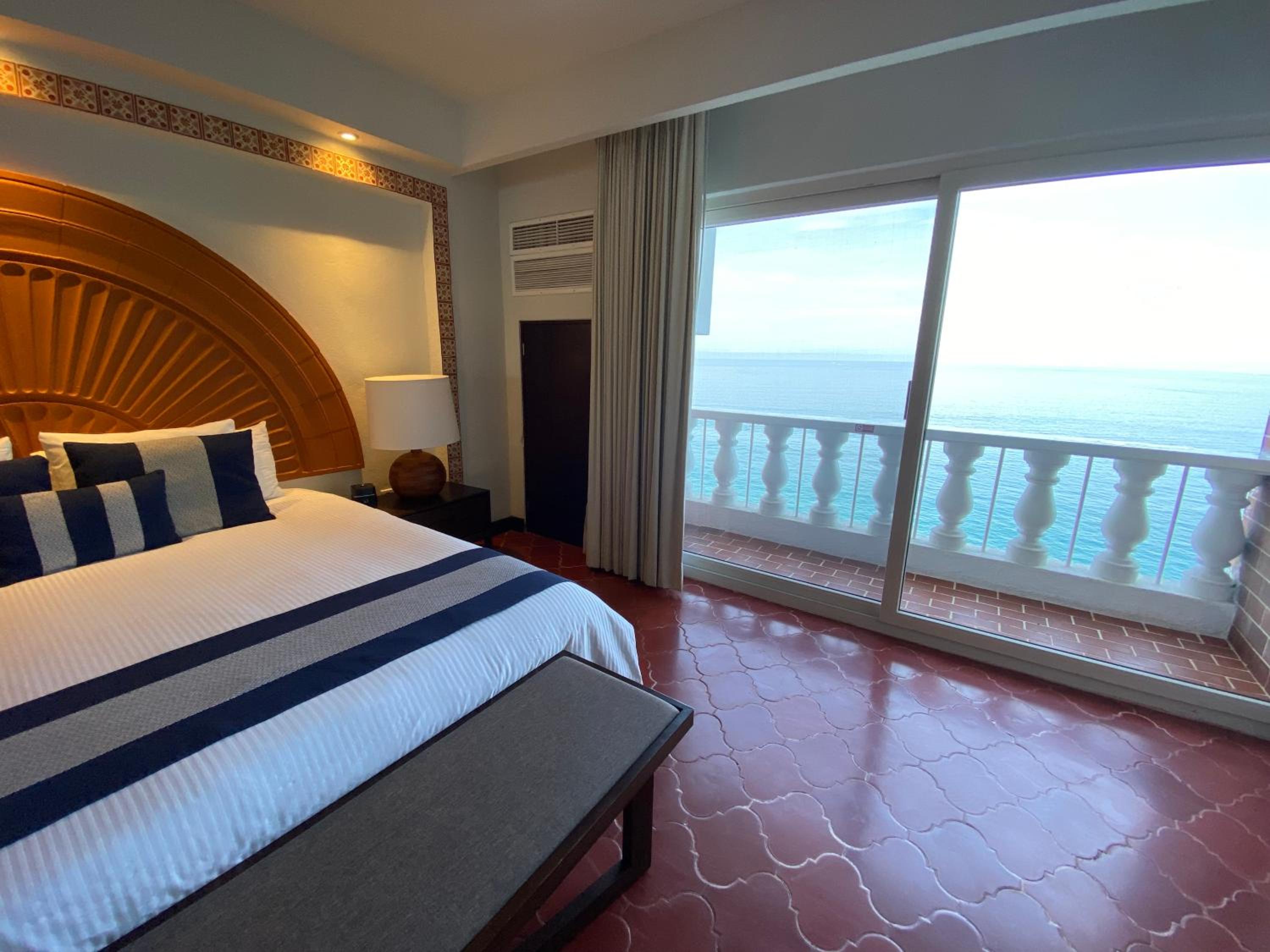 Deluxe Room - Photo 9