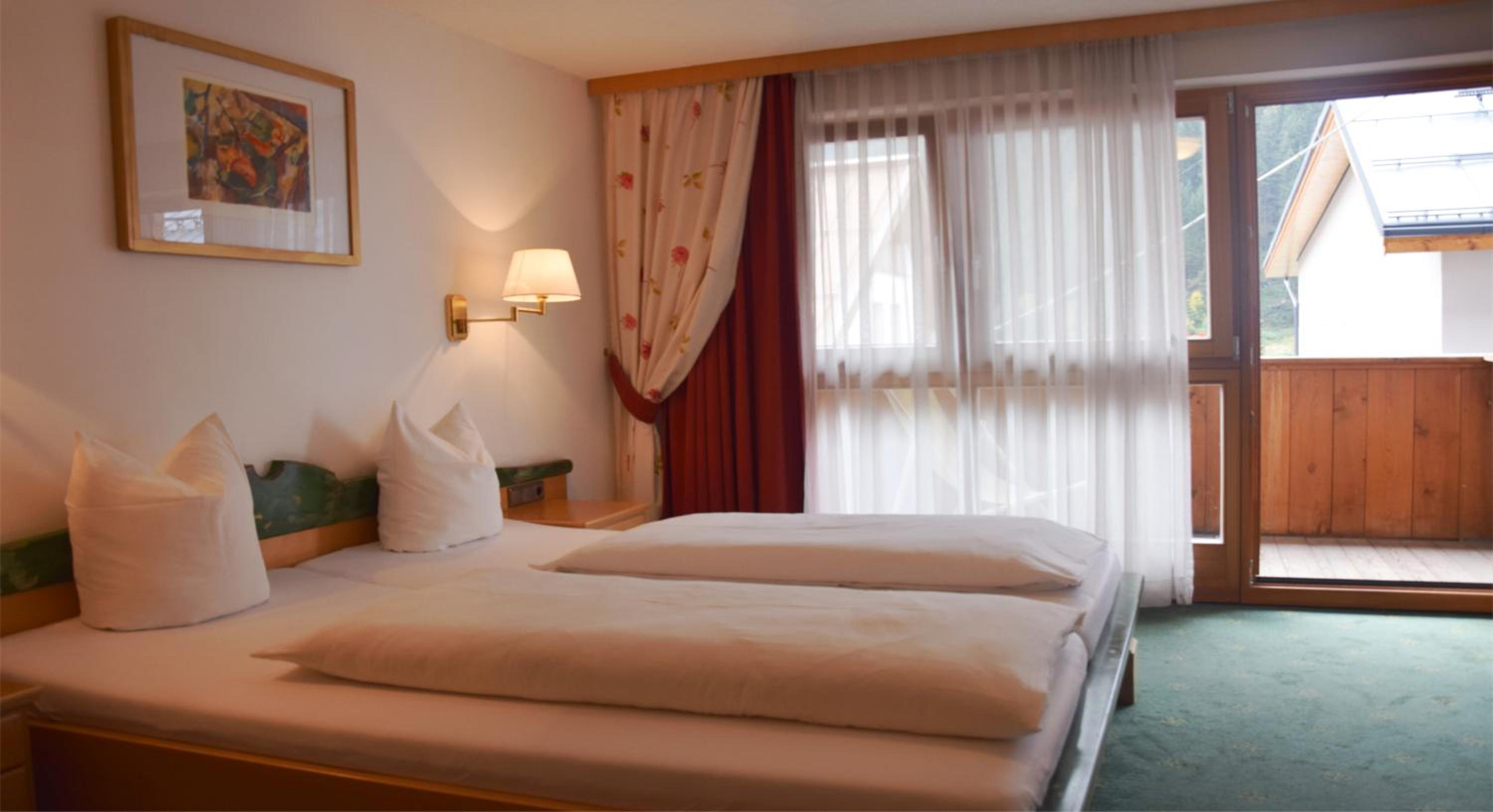Classic Double Room with Balcony - Photo 2