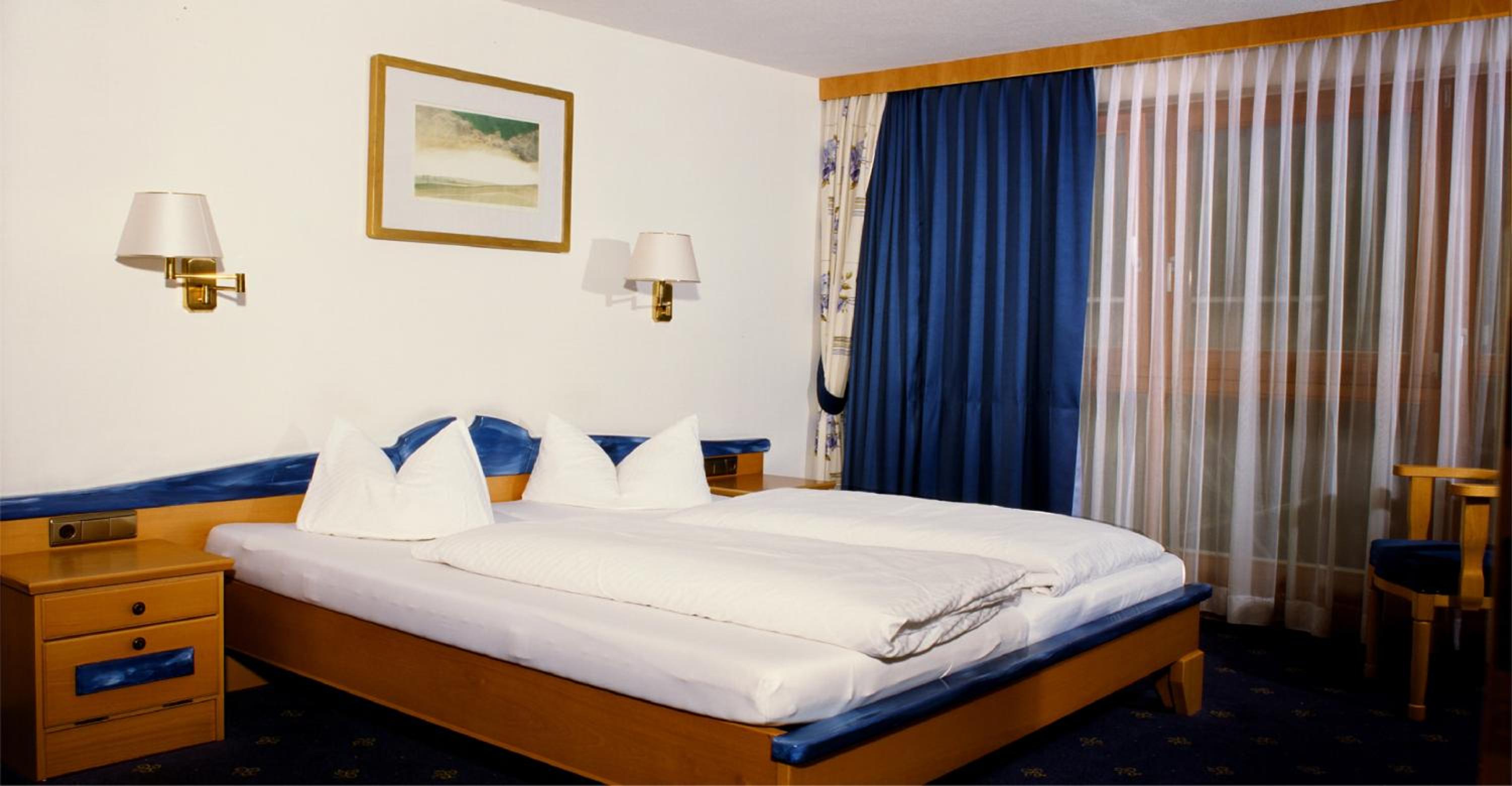 Classic Double Room with Balcony - Photo 3