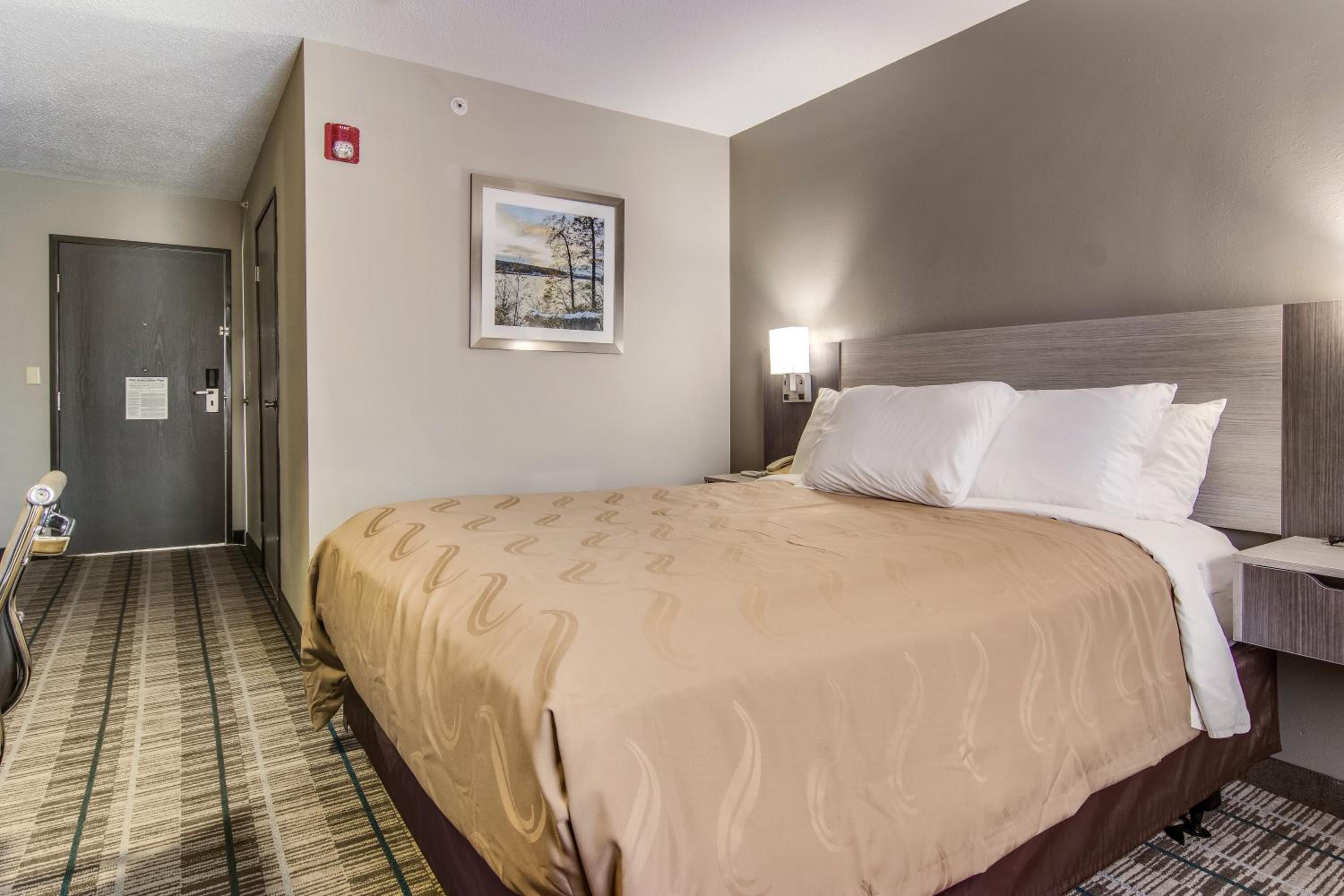 Queen Room with Tub - Disability Access/Non Smoking photo 3