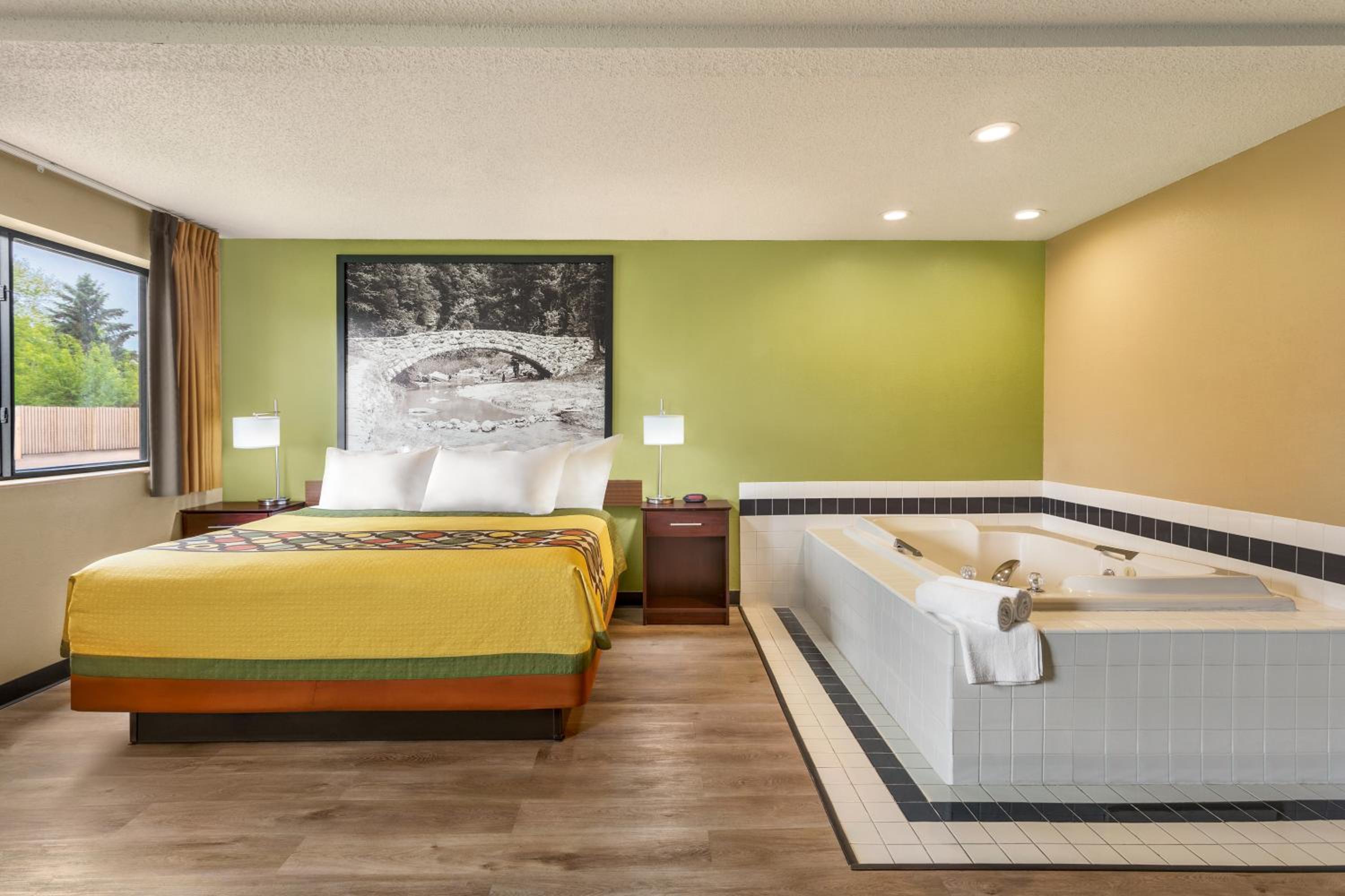 King Suite - Non-Smoking - Photo 2
