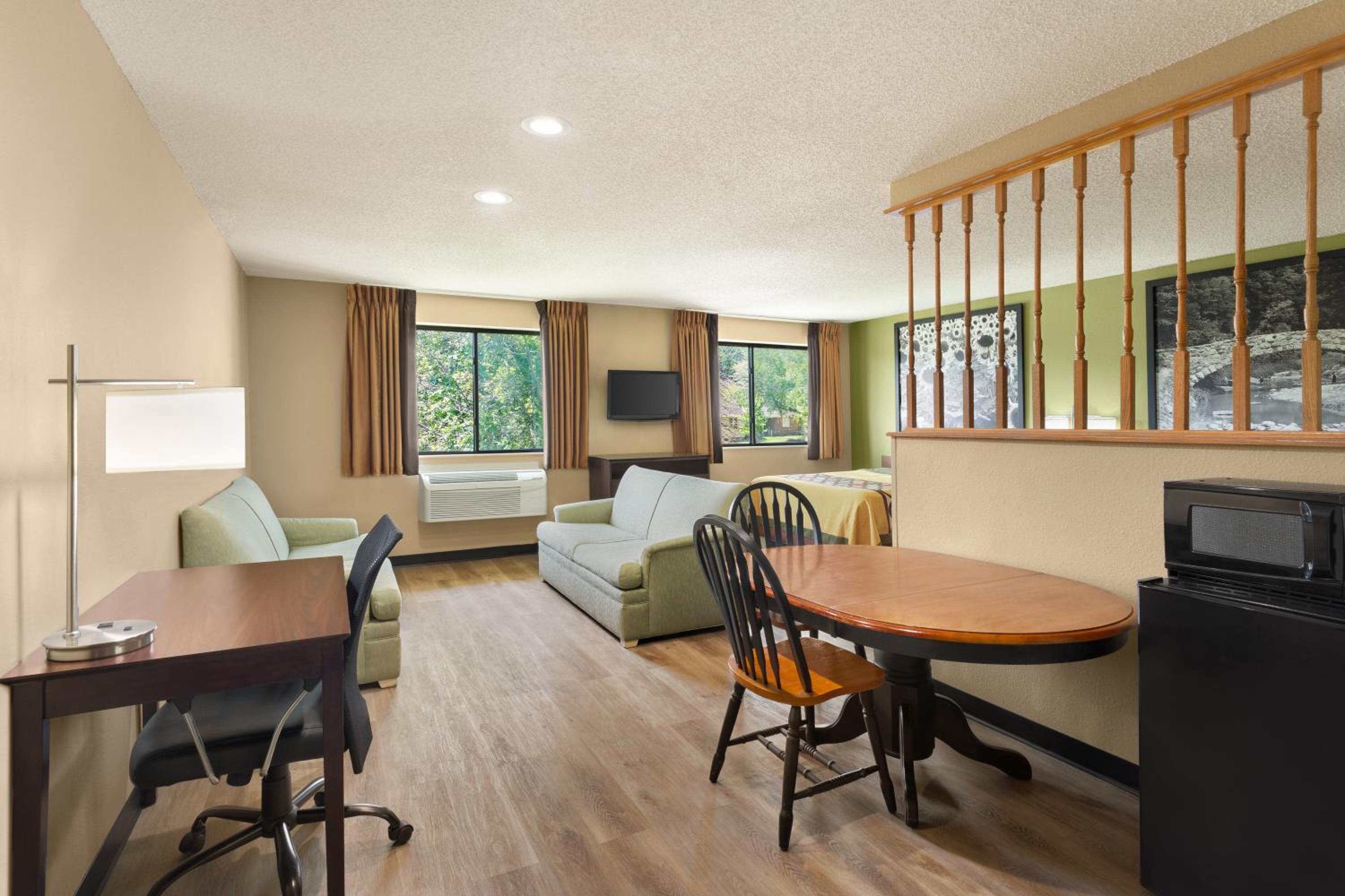 Queen Suite with Two Queen Beds - Non-Smoking - Photo 2