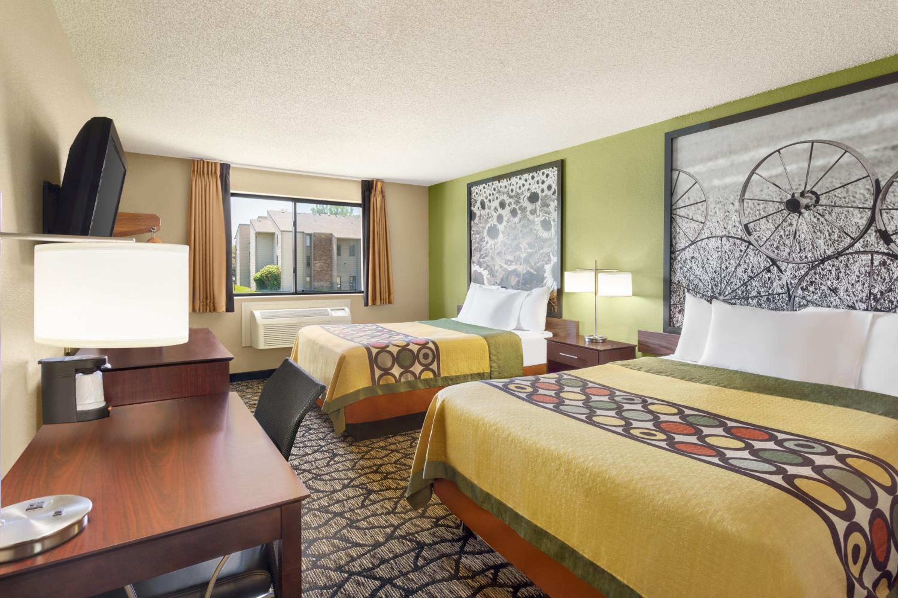 Queen Room with Two Queen Beds - Non-Smoking - Photo 3