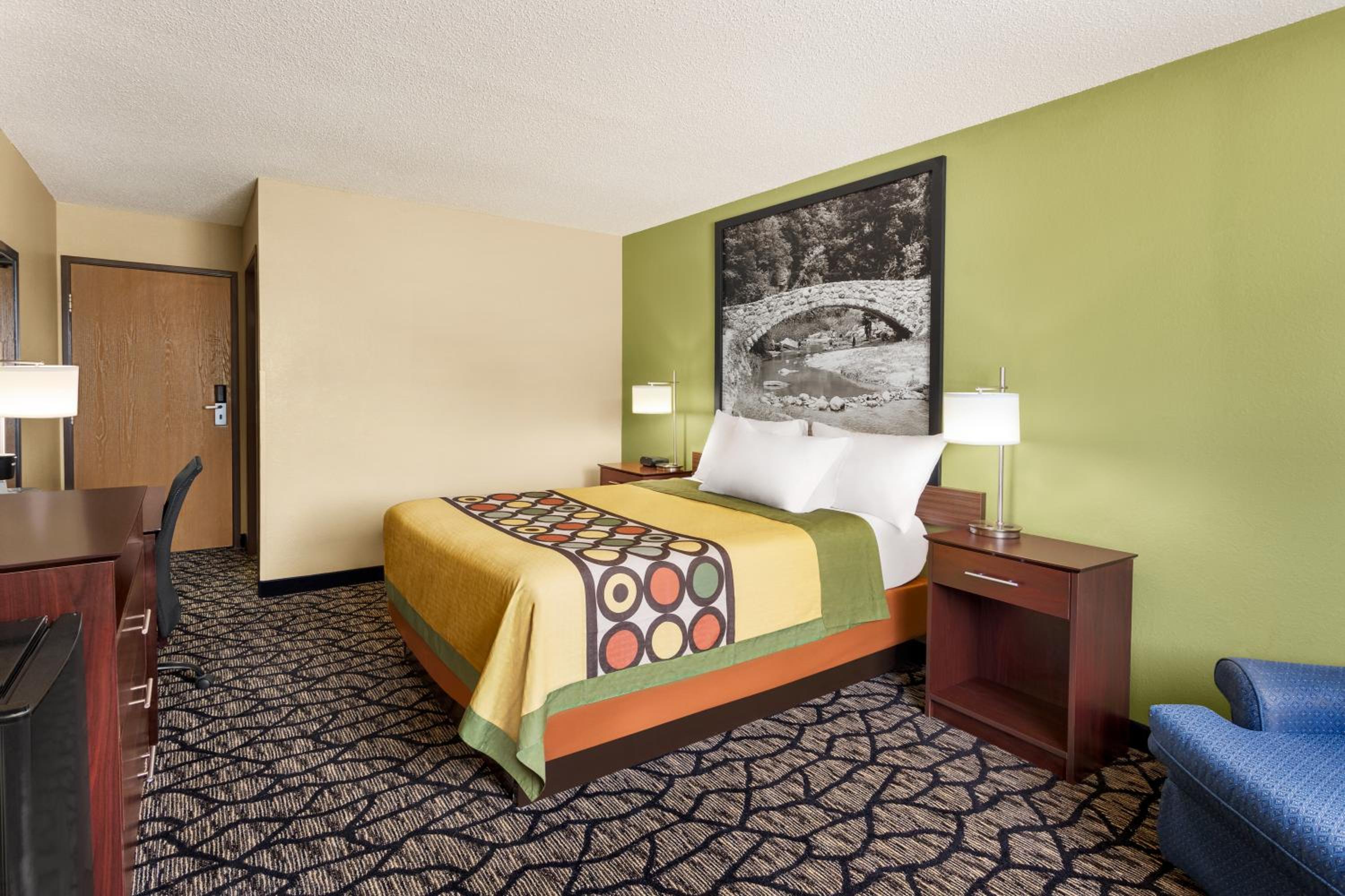 King Room - Non-Smoking - Photo 3