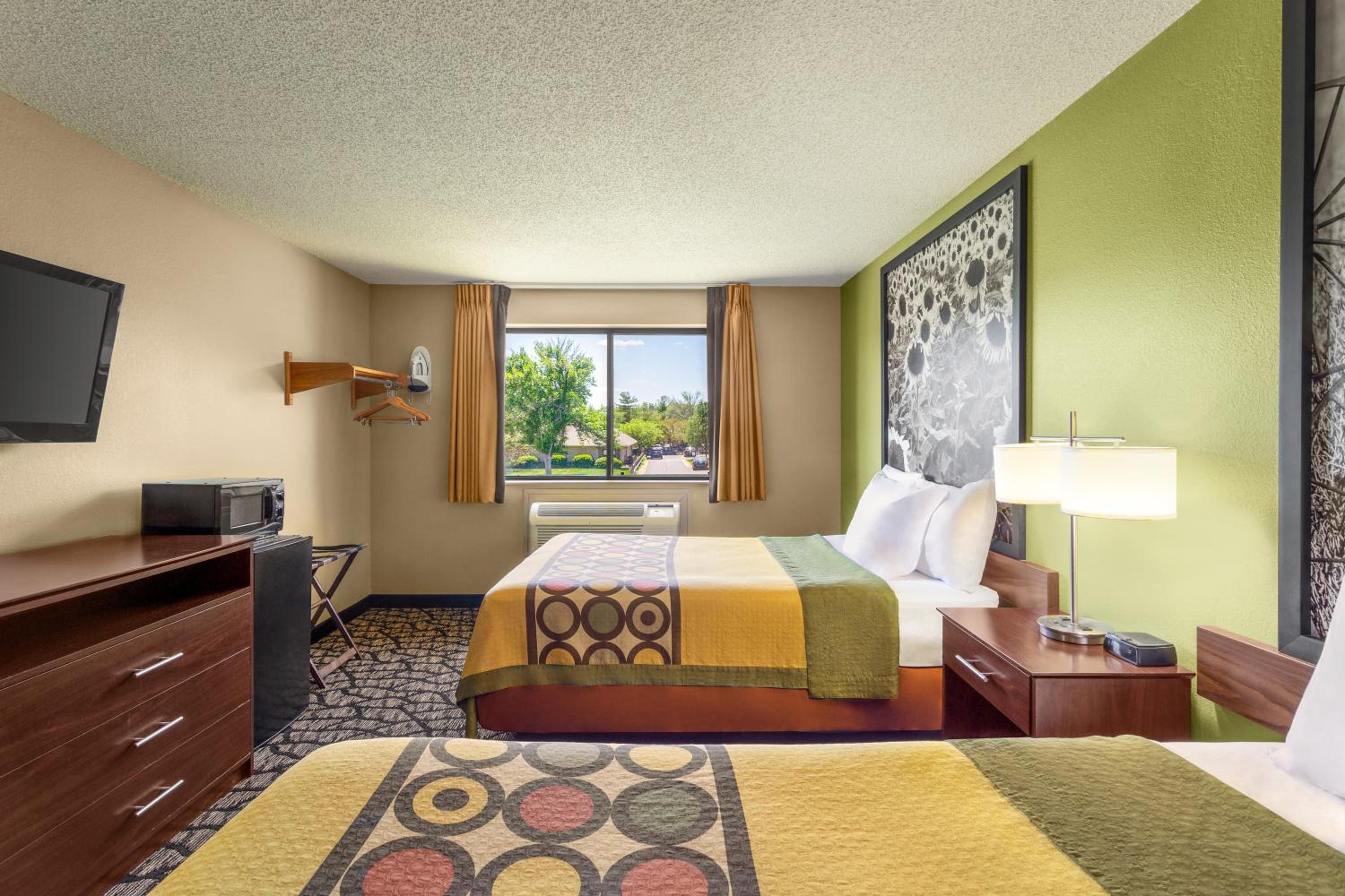 Queen Room with Two Queen Beds - Non-Smoking - Photo 1