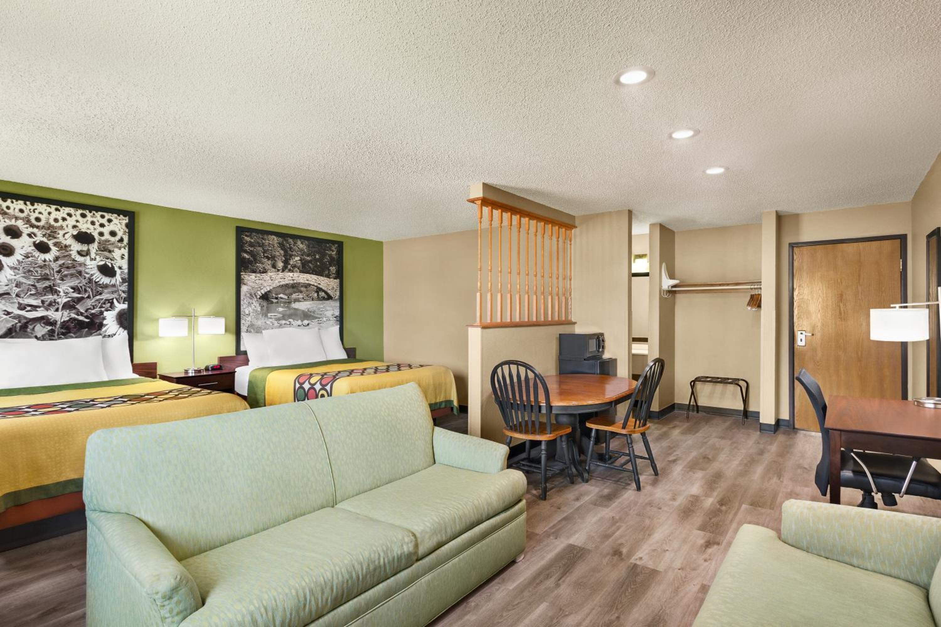 Queen Suite with Two Queen Beds - Non-Smoking - Photo 1