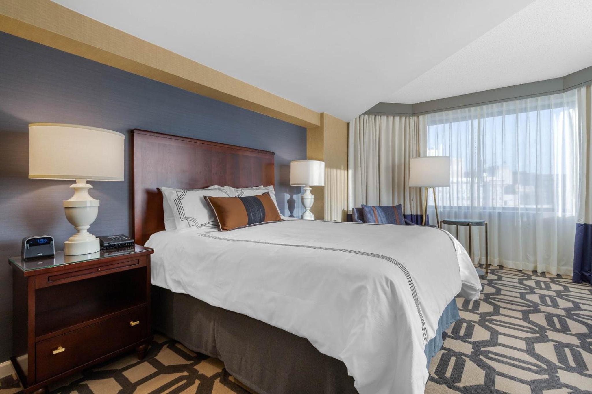 Deluxe Room - 1 queen bed - Photo 6