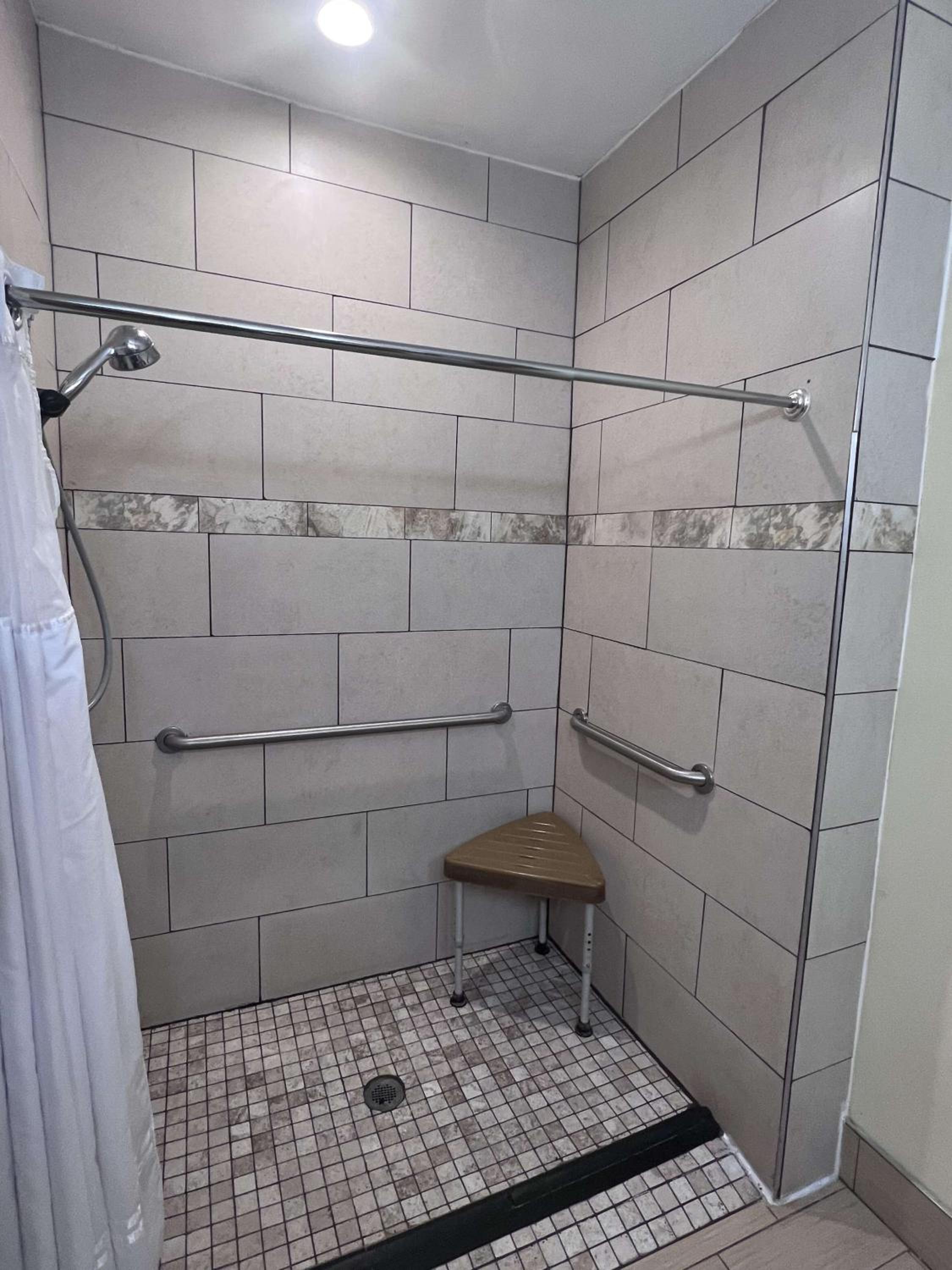 Queen Room With Two Queen Beds - Mobility Accessible - Photo 3