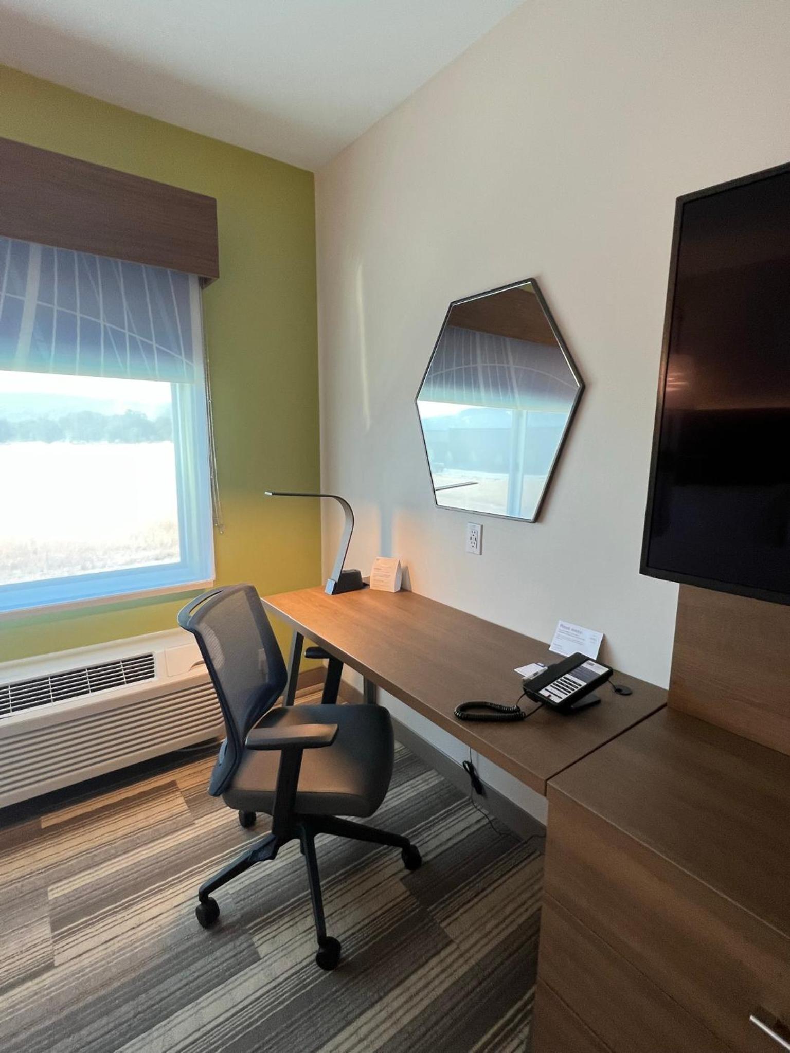 Standard King Room - Photo 5