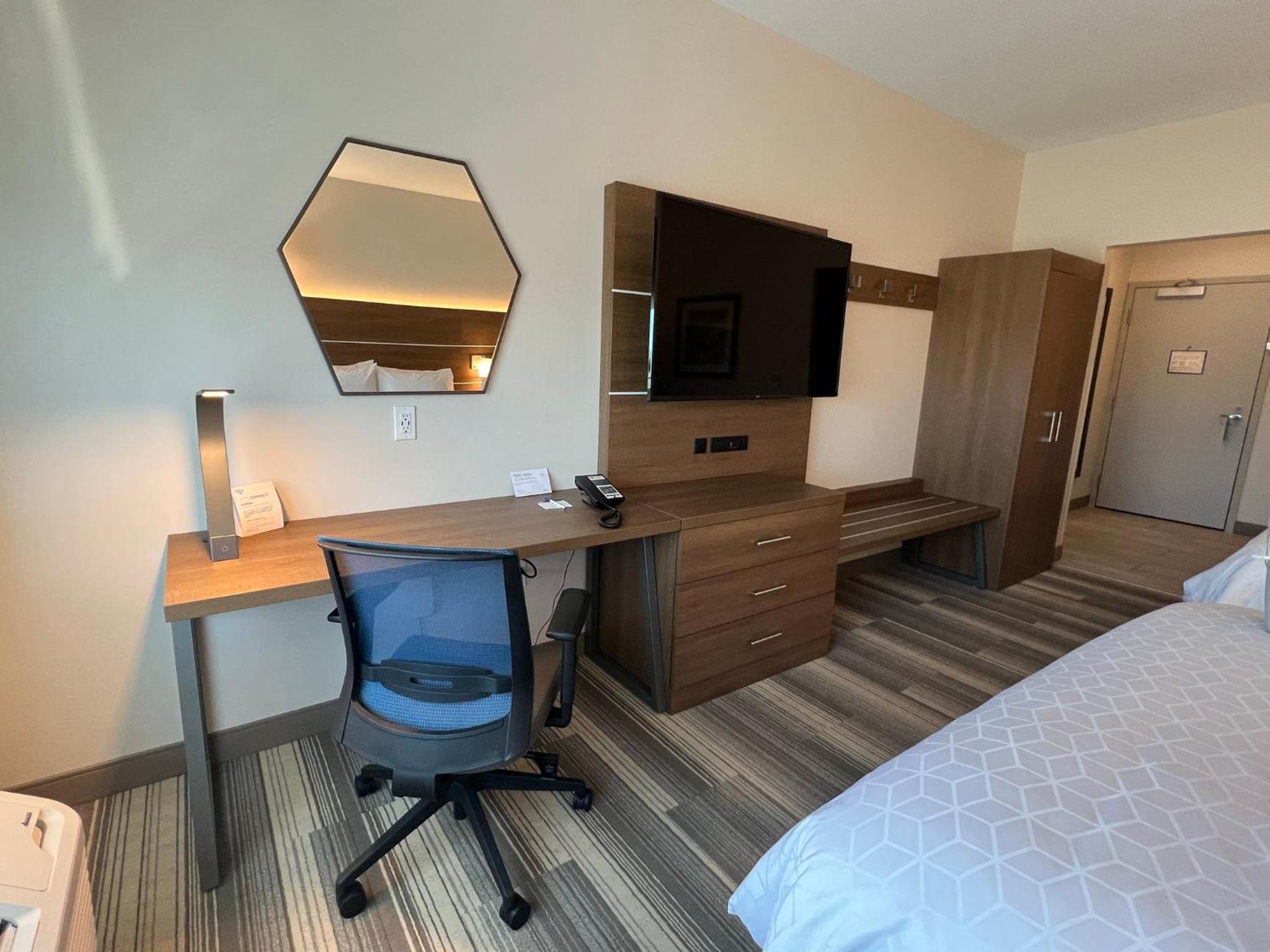Standard Queen Room with Two Queen Beds - Photo 6