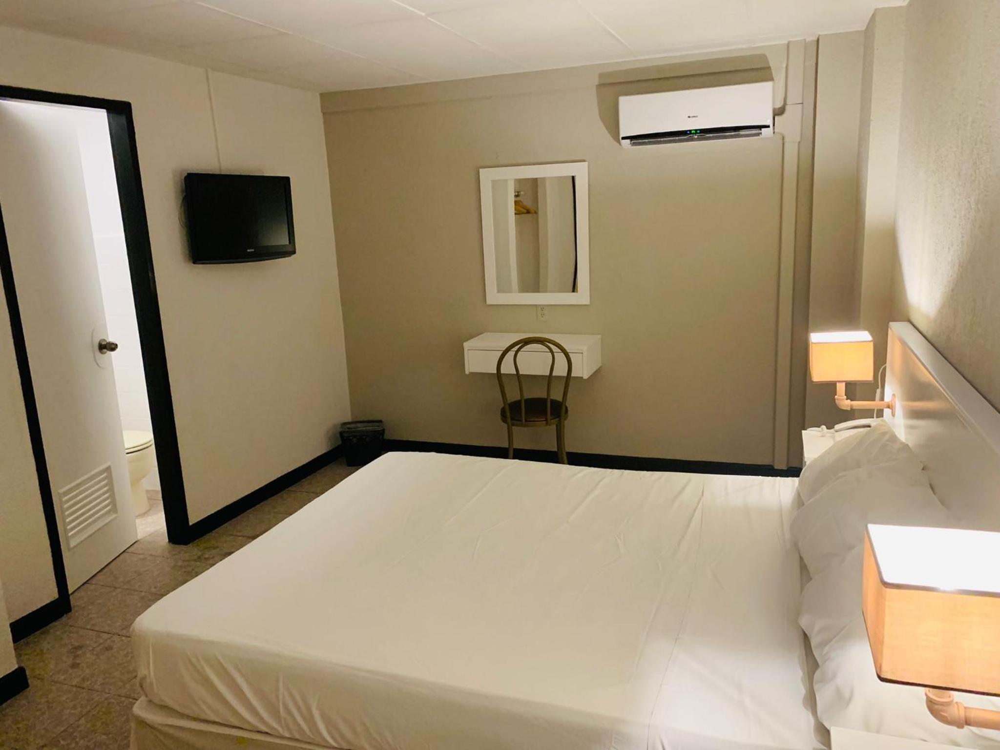  Budget Queen Room without Window photo 2