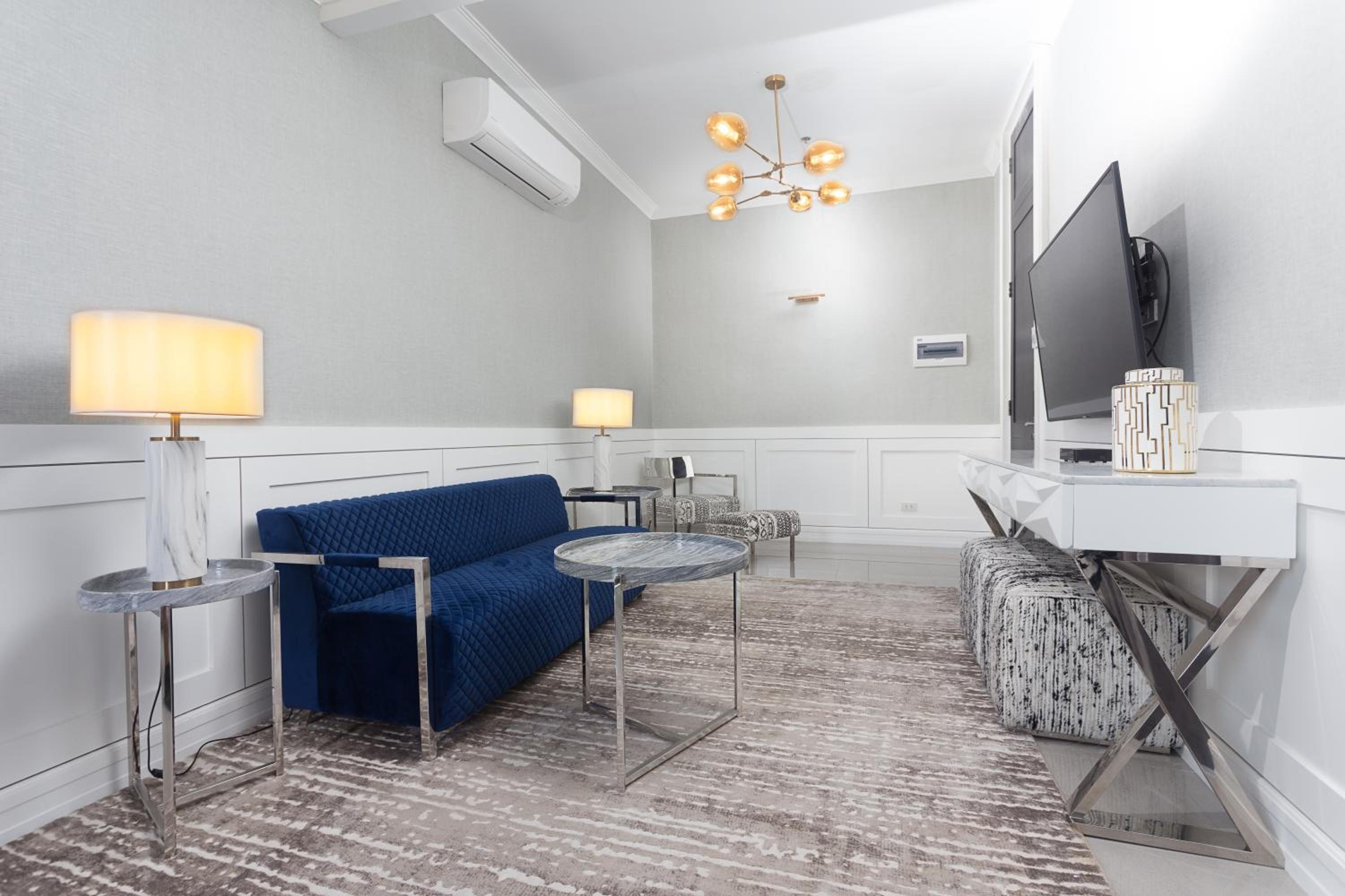 Executive Suite - Photo 6
