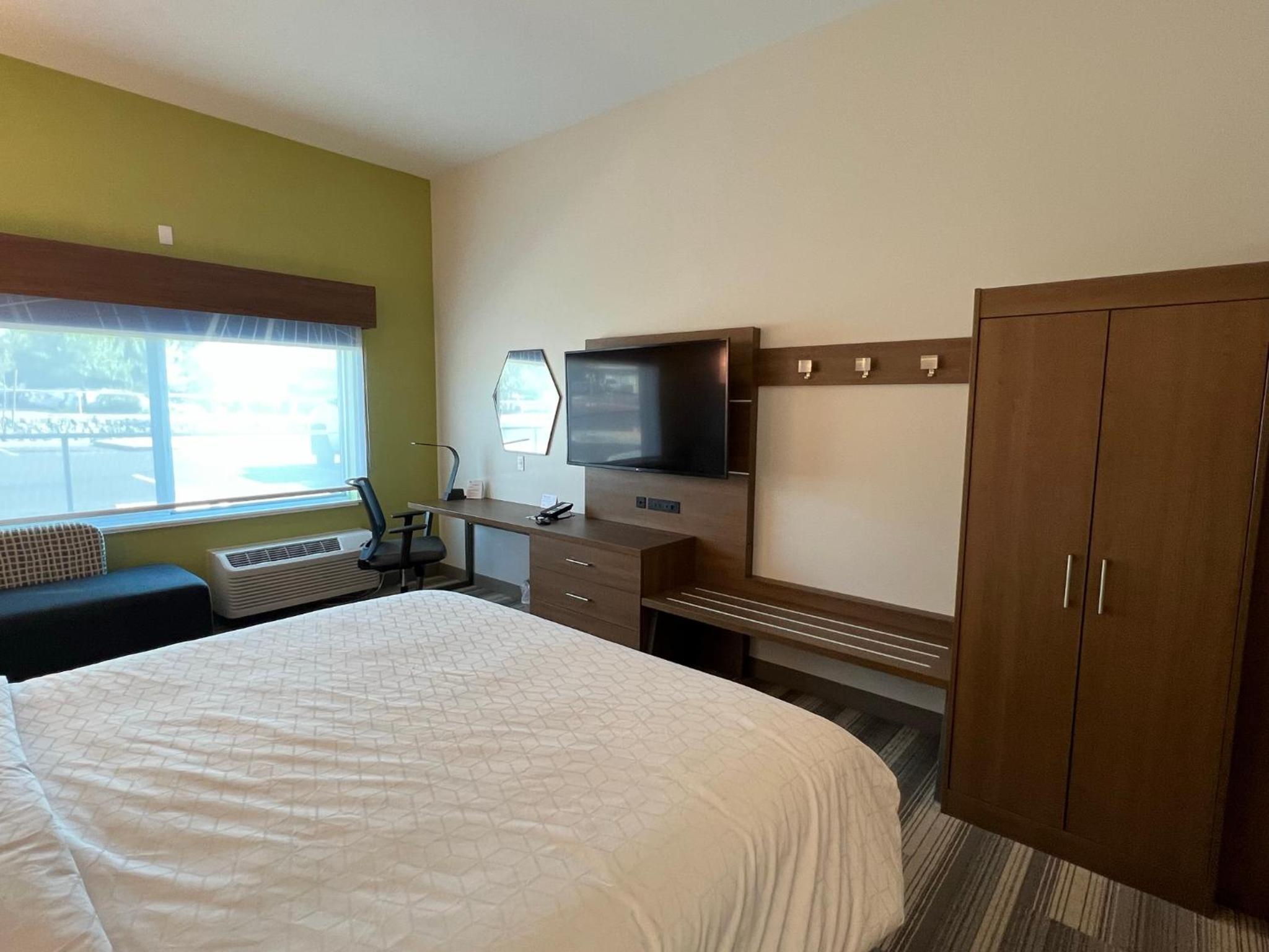 Standard King Room - Photo 4