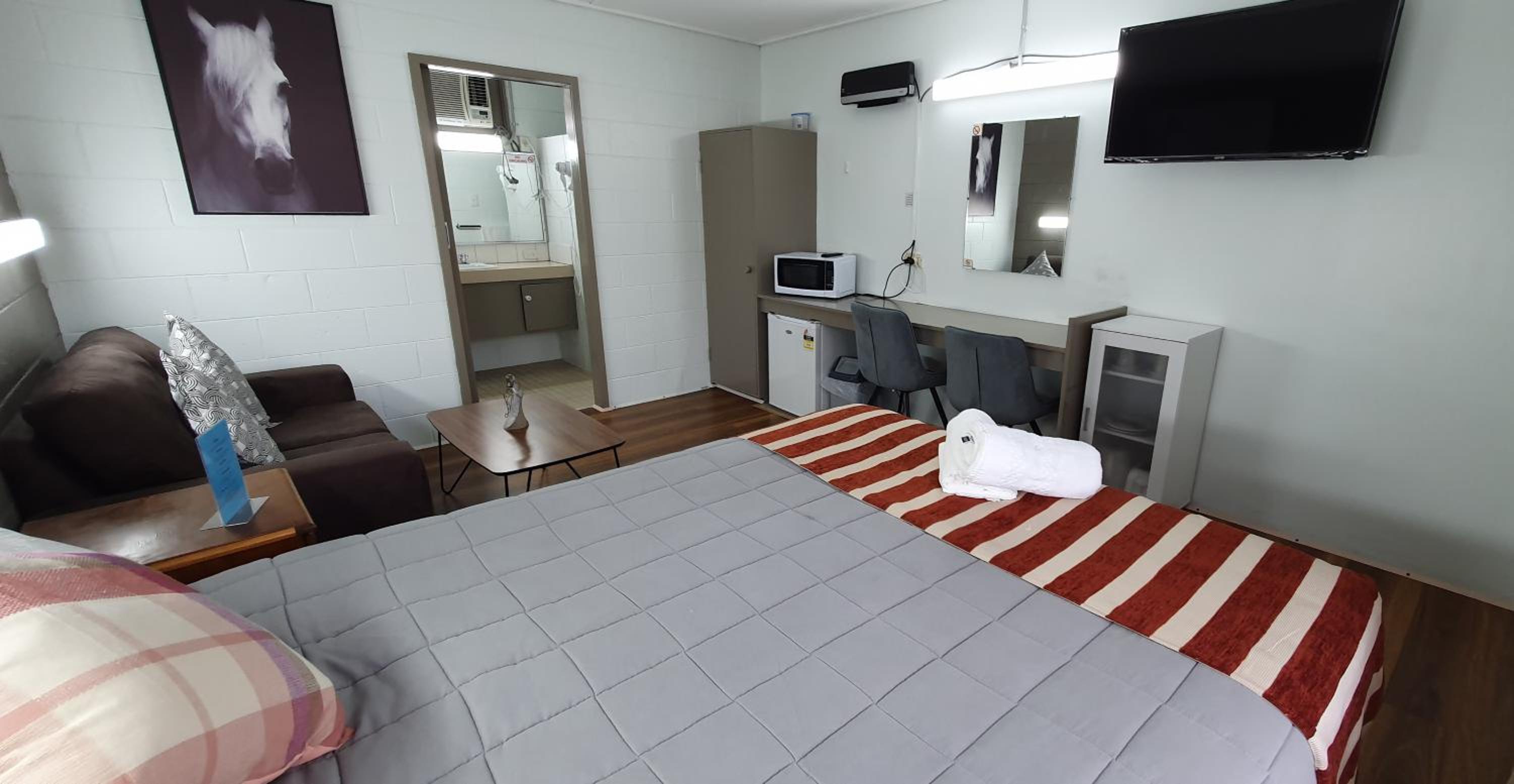 Deluxe Queen Room - Photo 8