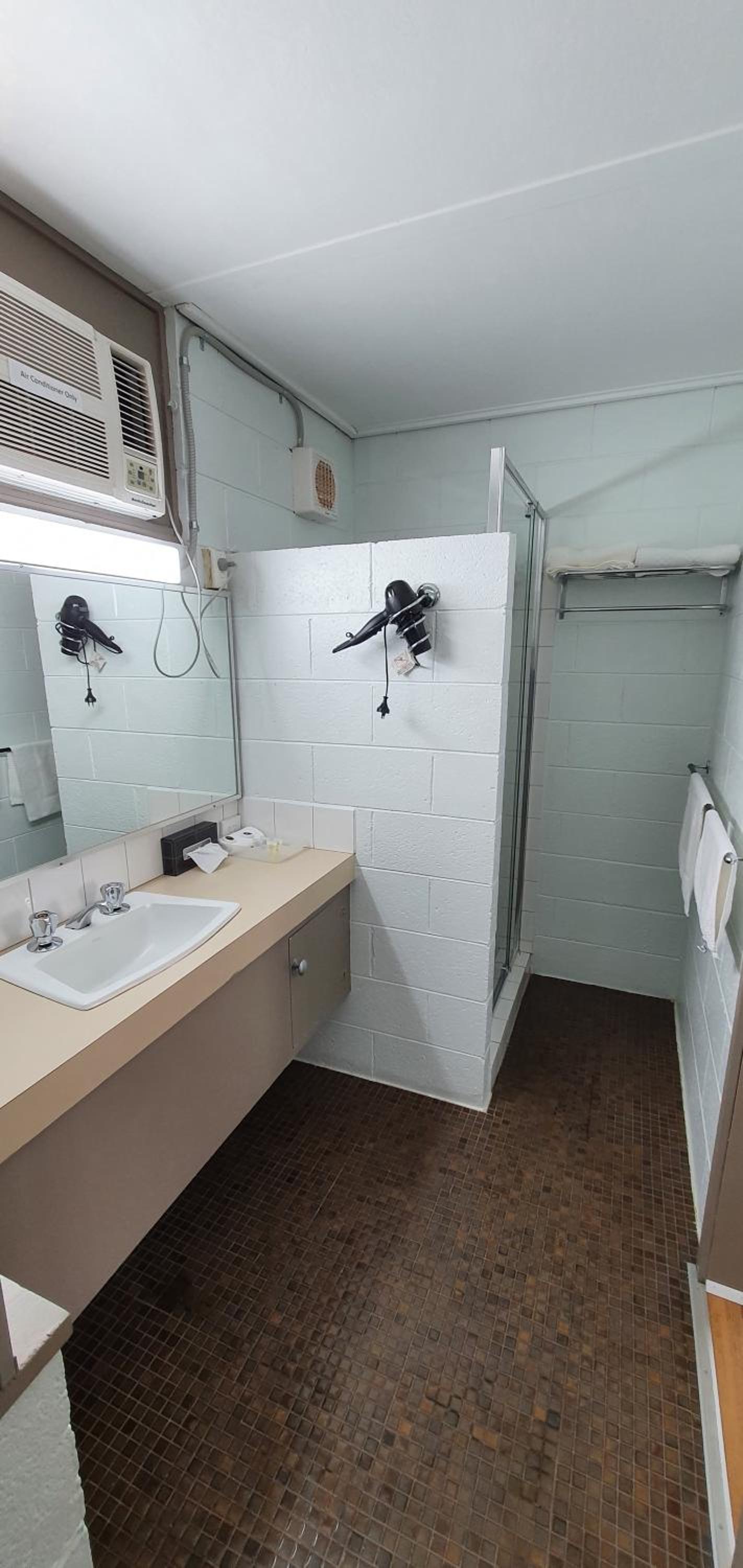 Deluxe Queen Room - Photo 9