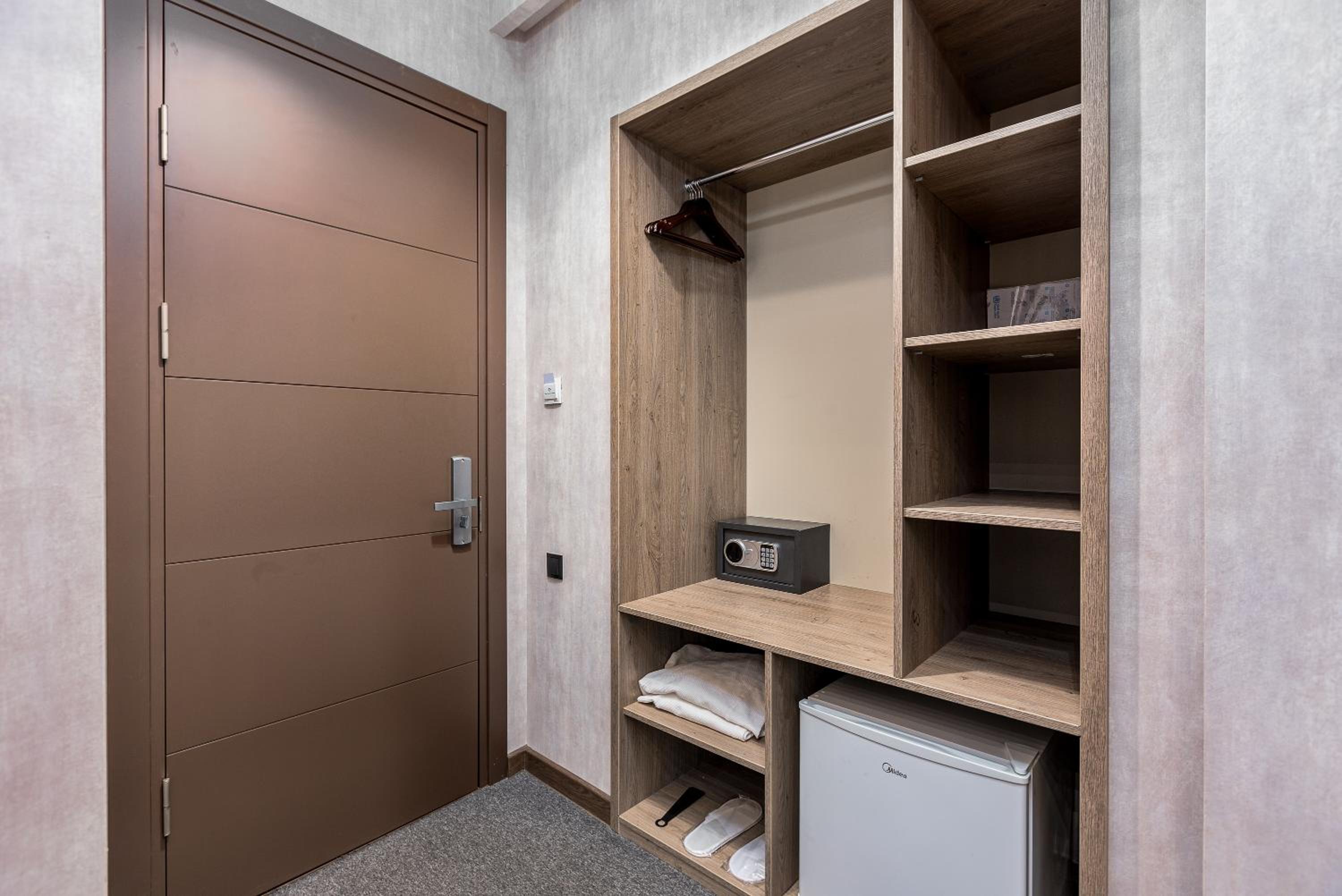 Double or Twin Room with Balcony - Photo 4