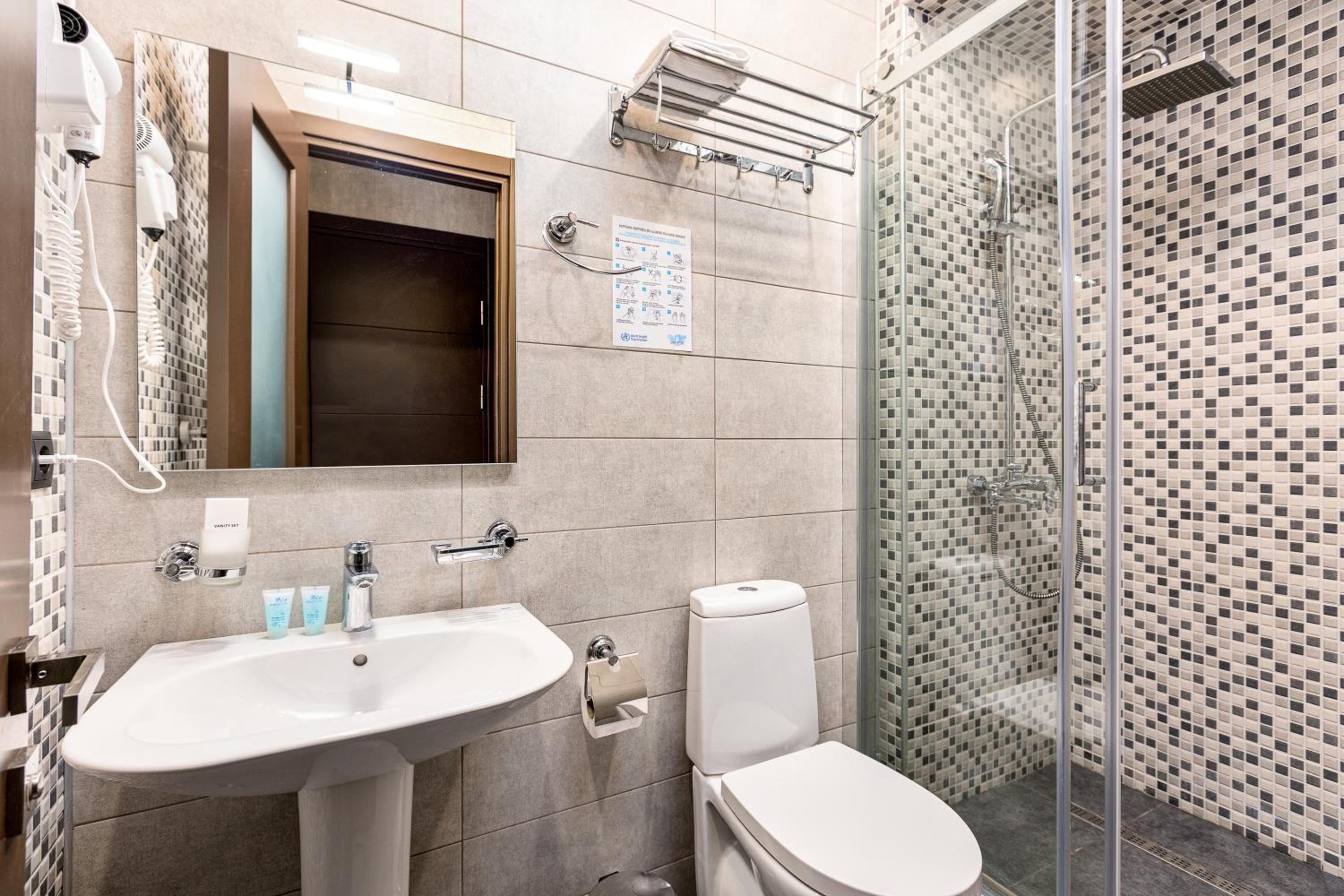 Standard Double or Twin Room - Photo 6