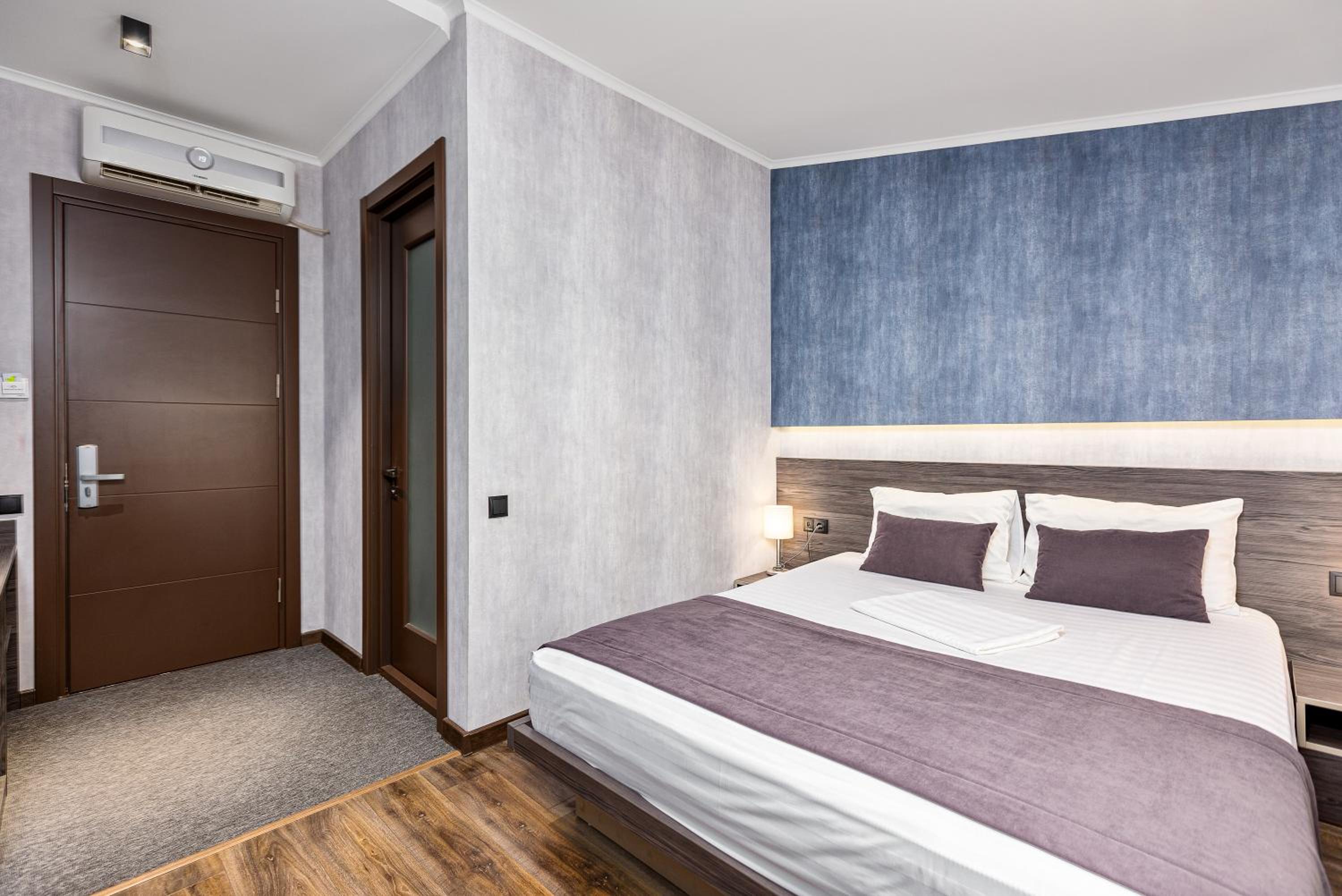 Standard Double Room - Photo 11
