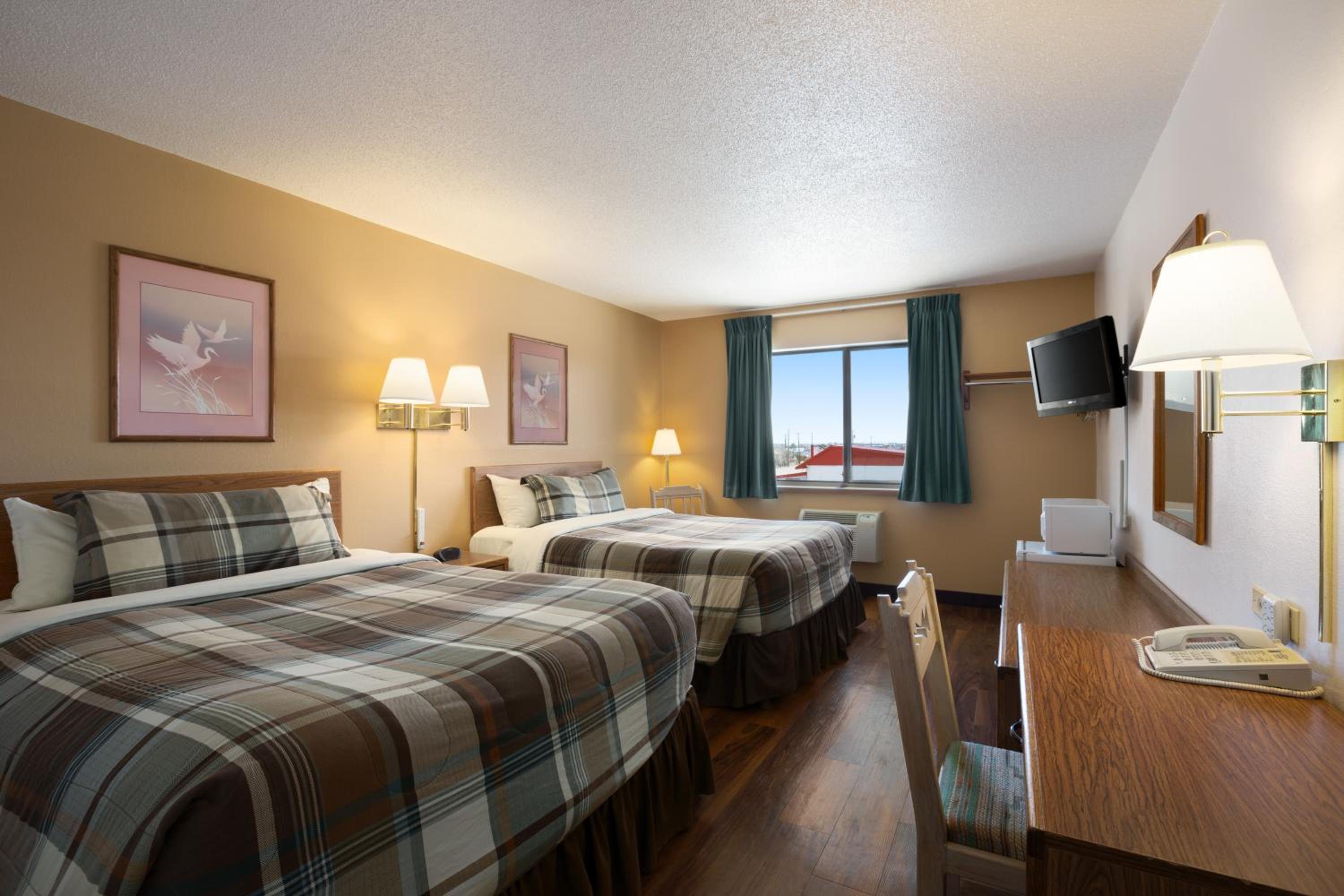 Queen Room with Two Queen Beds - Non-Smoking - Photo 2