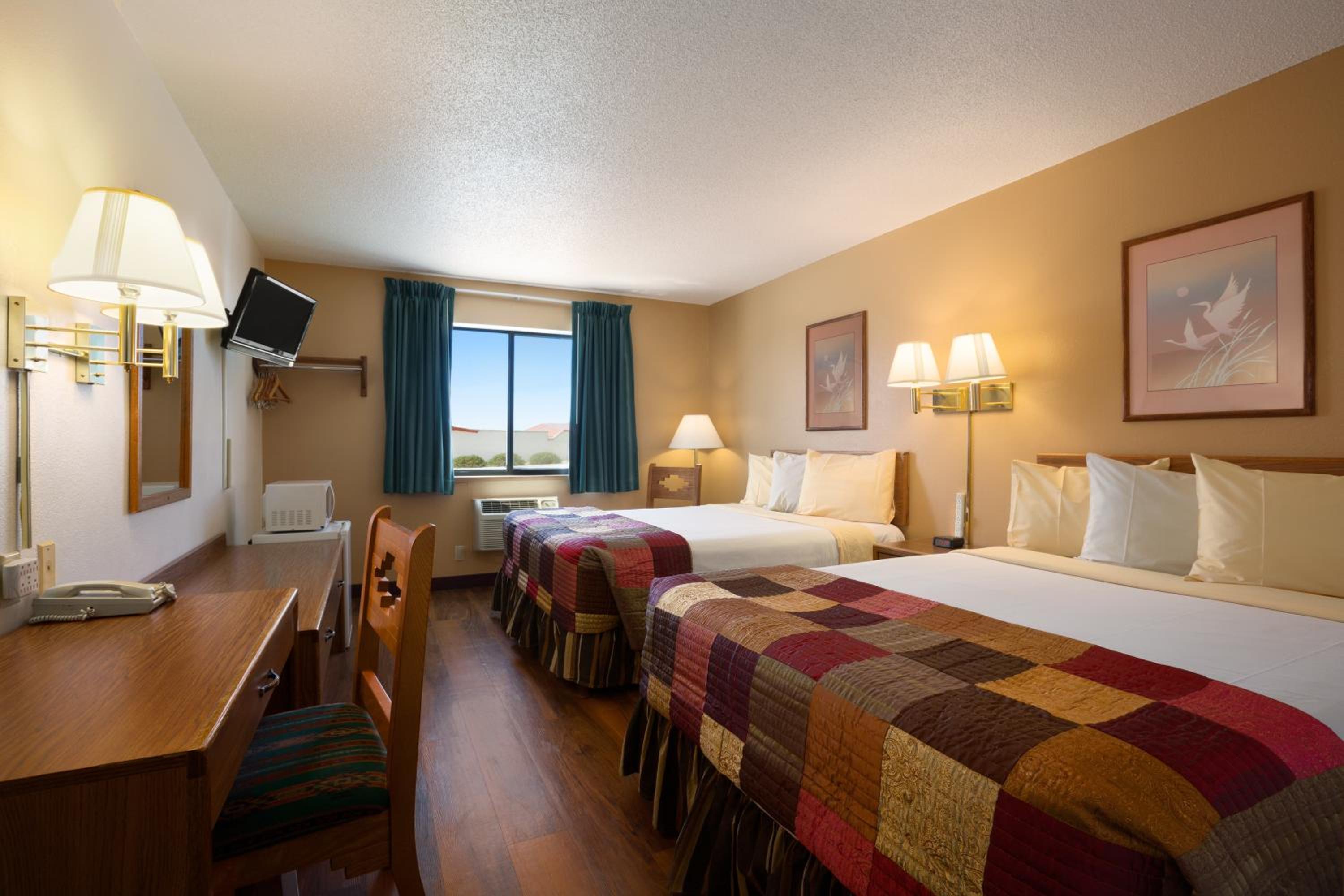 Queen Room with Two Queen Beds - Non-Smoking - Photo 1