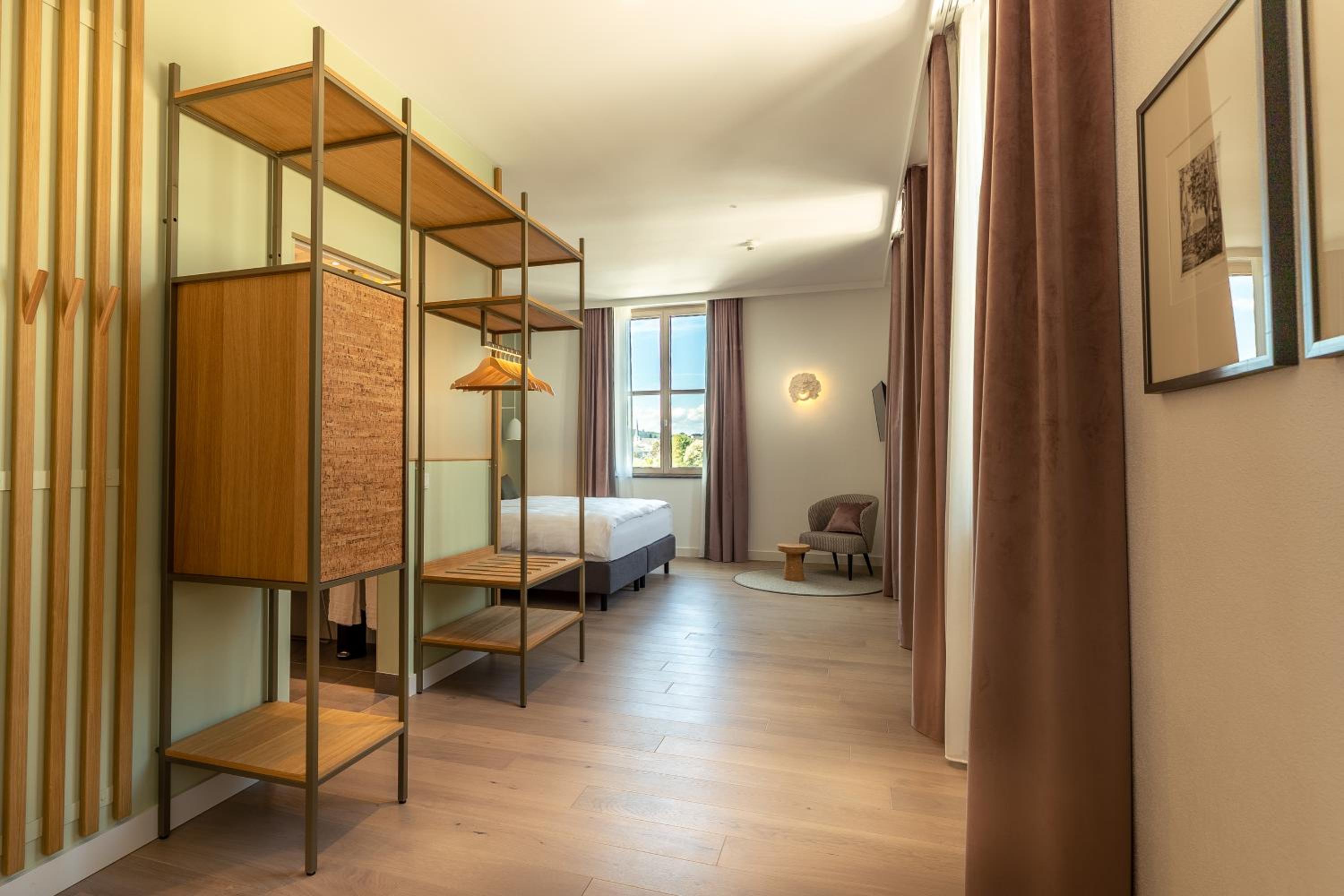 Suite - Photo 1
