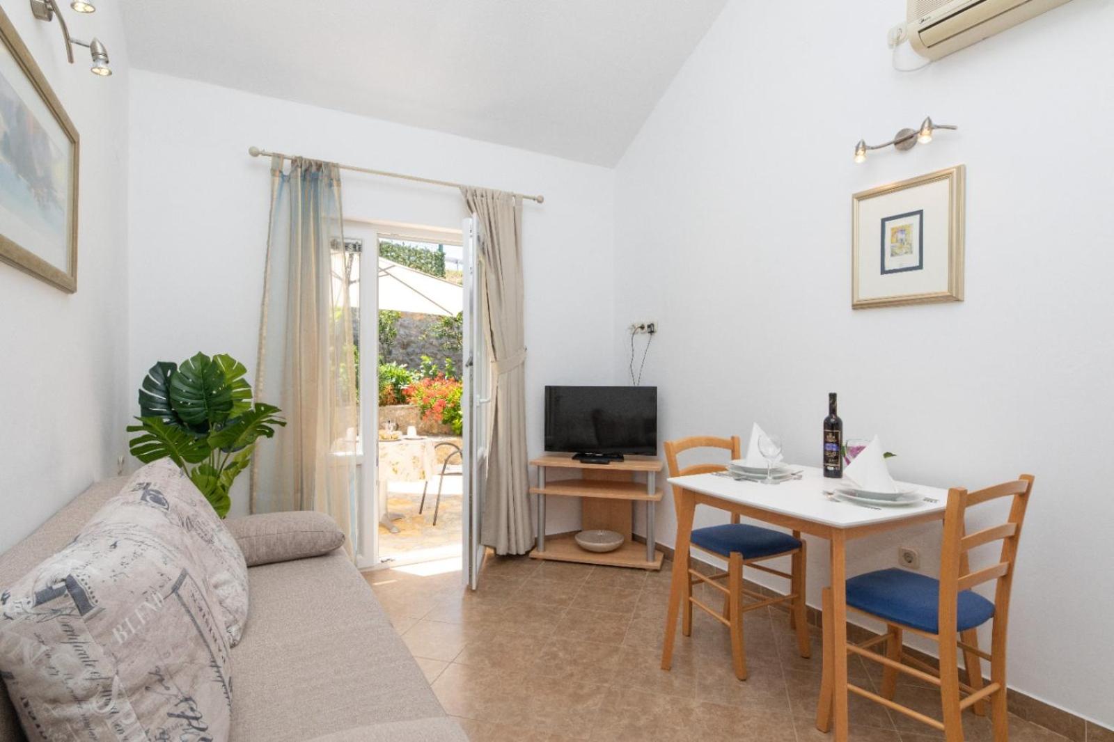 One-Bedroom Apartment with Terrace photo 1