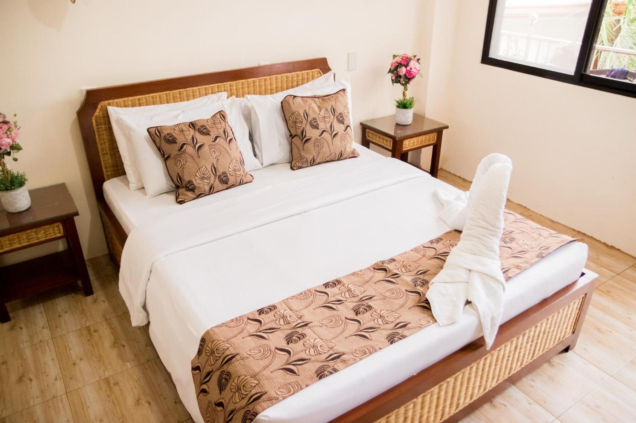 Deluxe Double Room (2 Adults + 1 Child) photo 3