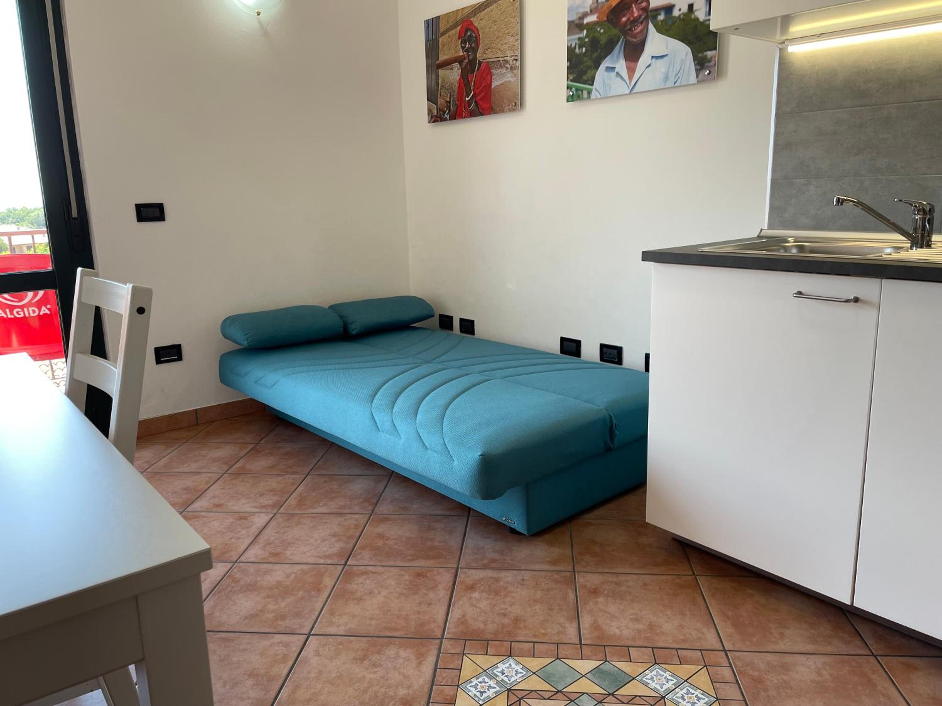 One-Bedroom Apartment with Balcony and Lake View - Street Side photo 3